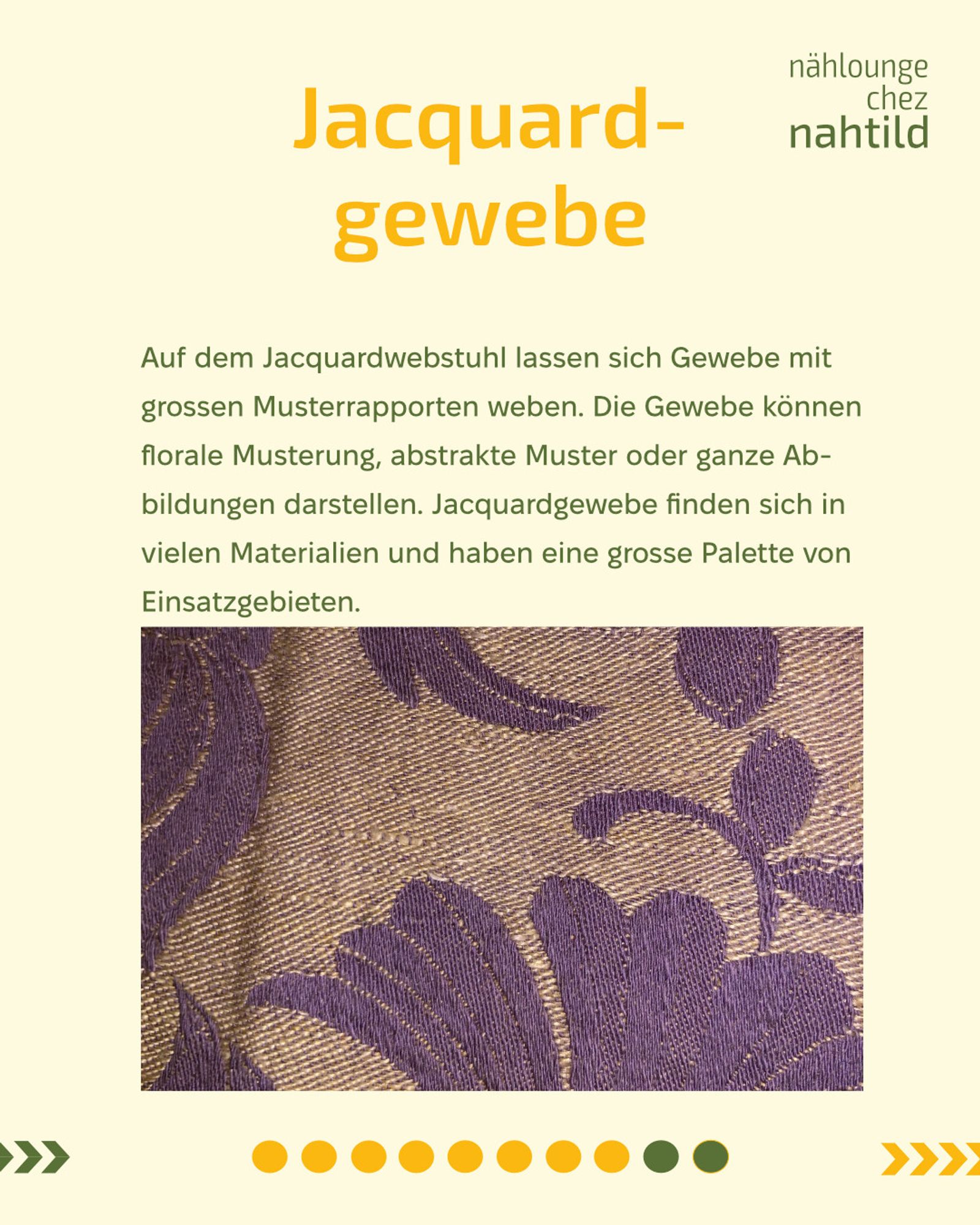 Unten am Text ist ein Ausschnitt eines Jaquardgewebes mit Floralem Muster in blush und lila abgebildet. TEXT: Jacquardgewebe Auf dem Jacquardwebstuhl lassen sich Gewebe mit grossen Musterrapporten weben. Die Gewebe können florale Musterung, abstrakte Muster oder ganze Abbildungen darstellen. Jacquardgewebe finden sich in vielen Materialien und haben eine grosse Palette von Einsatzgebieten.