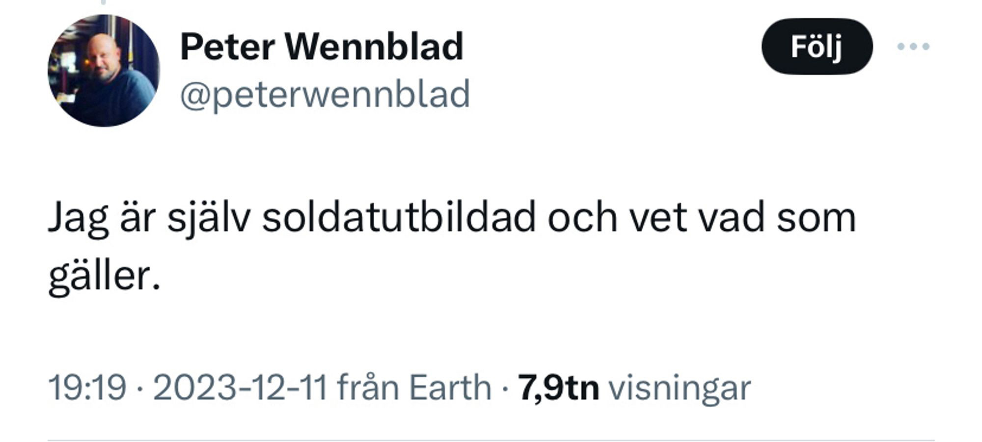 Tweet av SvD:s hovnarr Peter Wennblad: ”Jag är själv soldatutbildad och vet vad som gäller.”