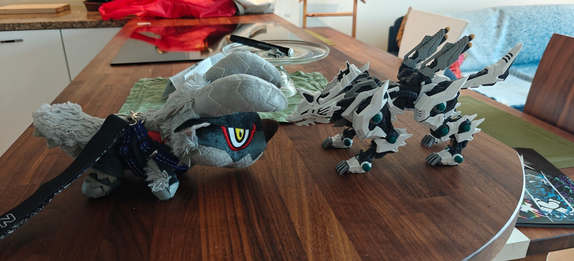 Deformed Stygian Zinogre plushie meeting the Köing Wolf Zoid