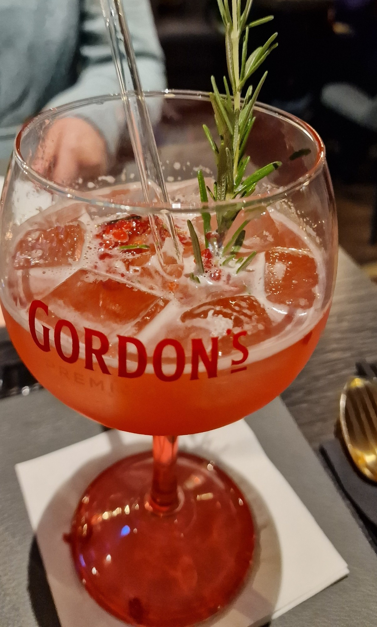 Pink Garden Drink mit Rosmarinzweig