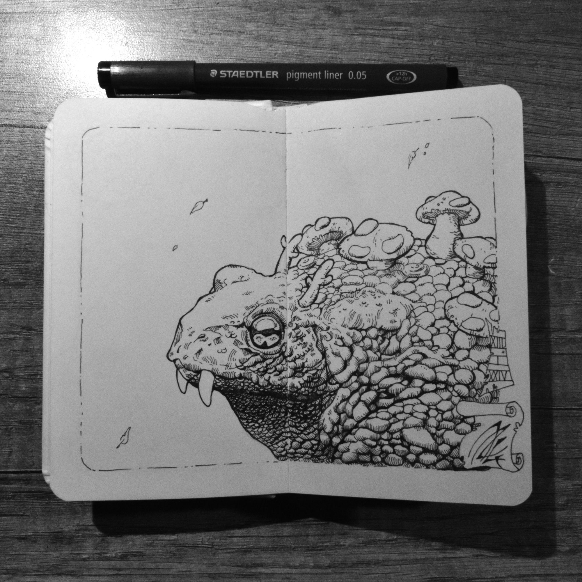 Dessin dans un carnet d'une créature écailleuse portant des champignons sur son dos