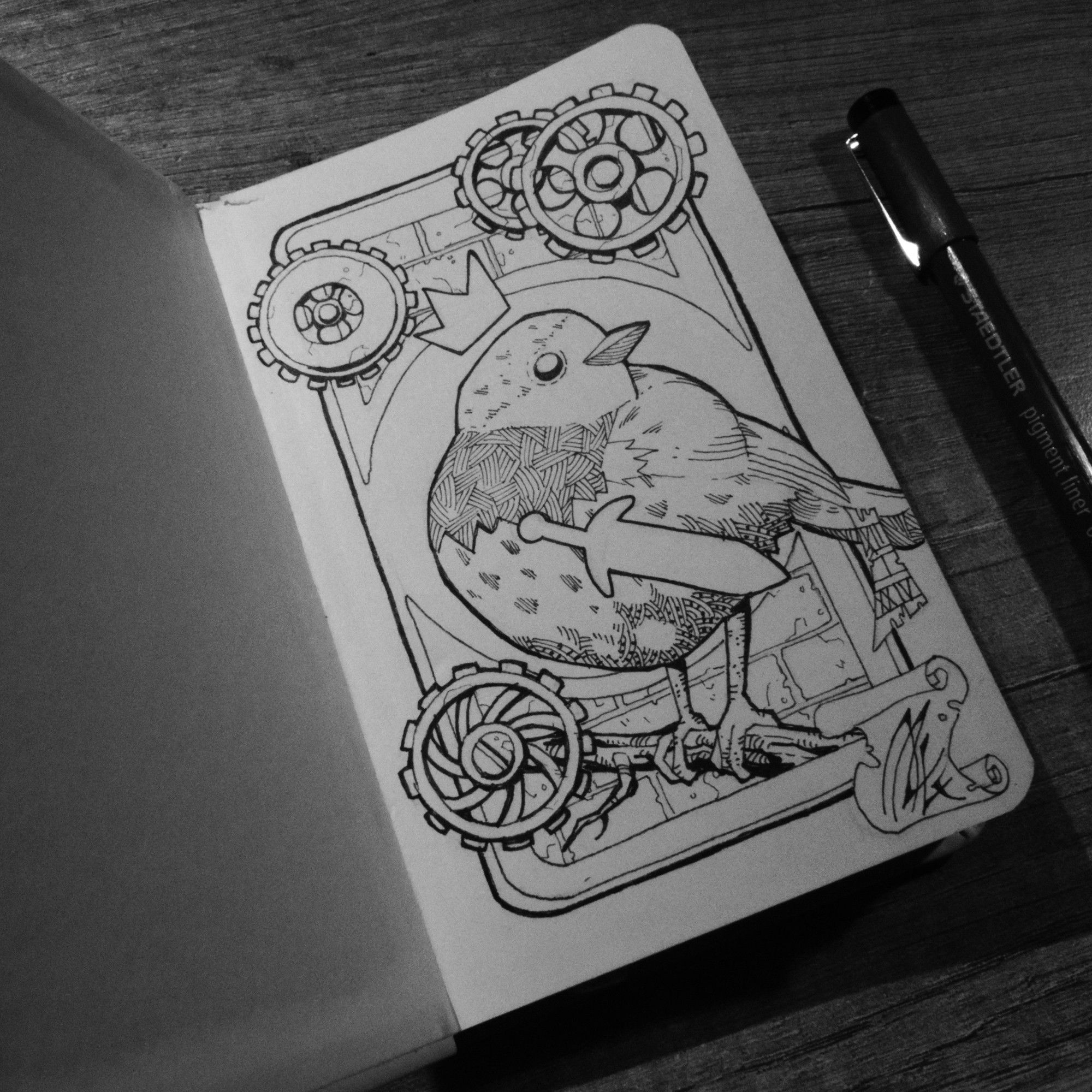 Dessin dans un carnet d'un petit oiseau portant une couronne et une épée