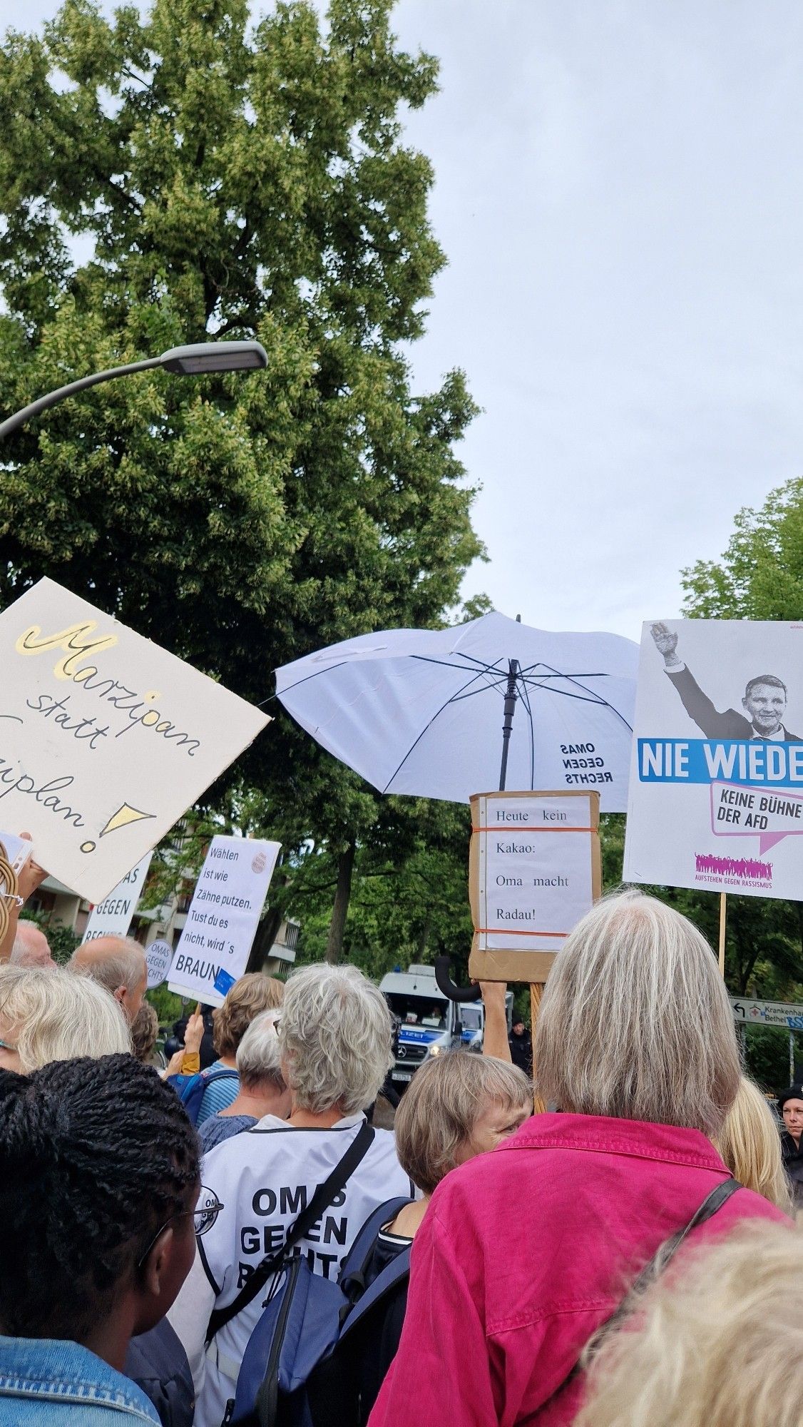 Empfang Sellner.  B1207.
Ganz viele Omas gegen Rechts.