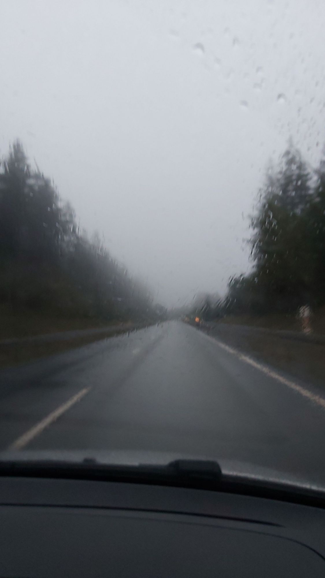 Umgehungsstraße von Elterlein Richtung Zwönitz.  Mit Nieselregen.