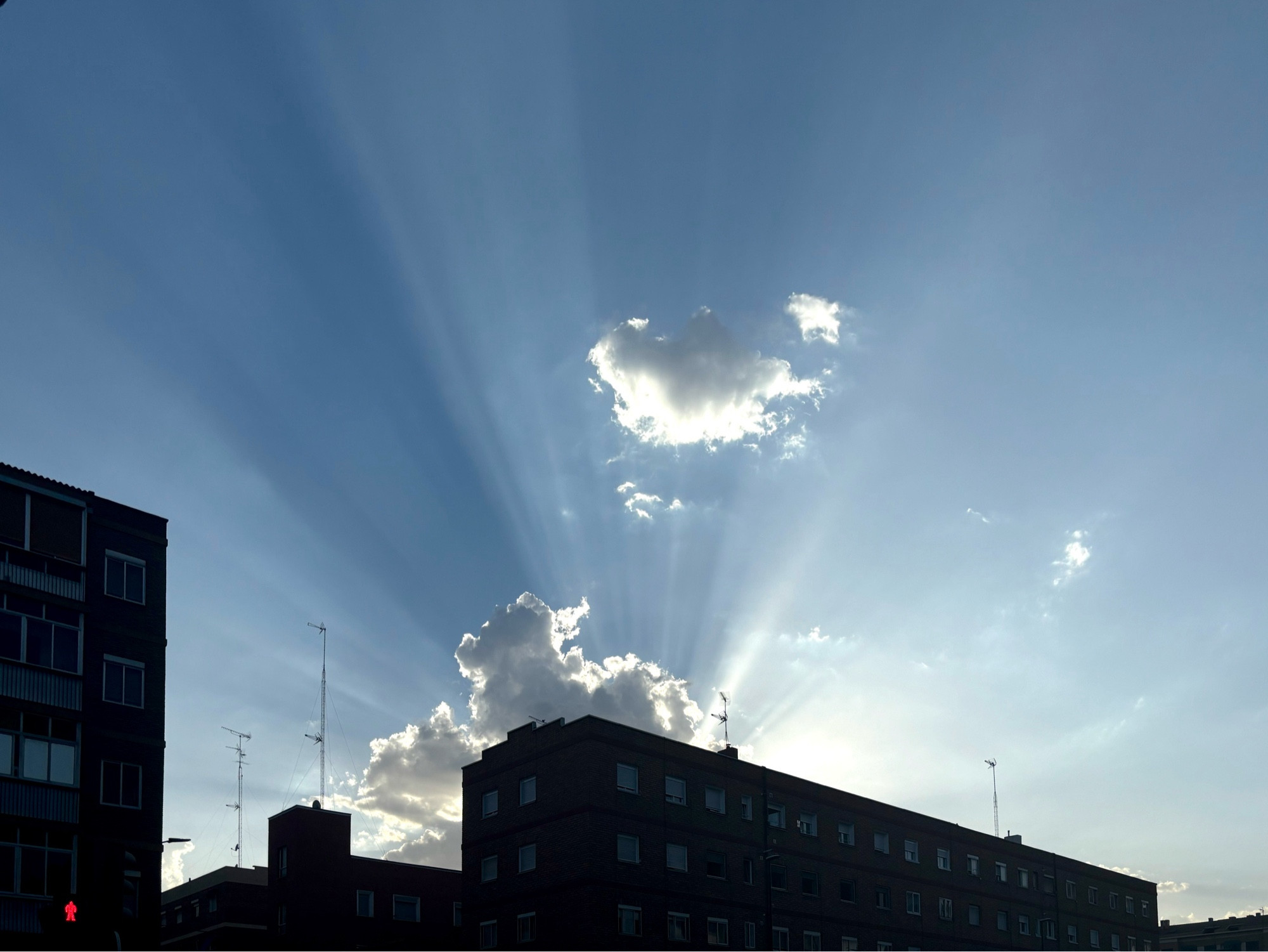 Rayos de sol tras una nube