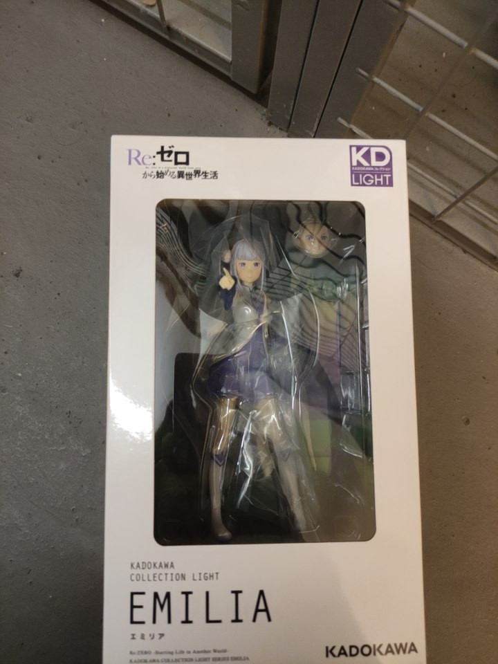 Eine Emilia (Re:Zero) Figur , die auf dem Boden im Keller liegt.