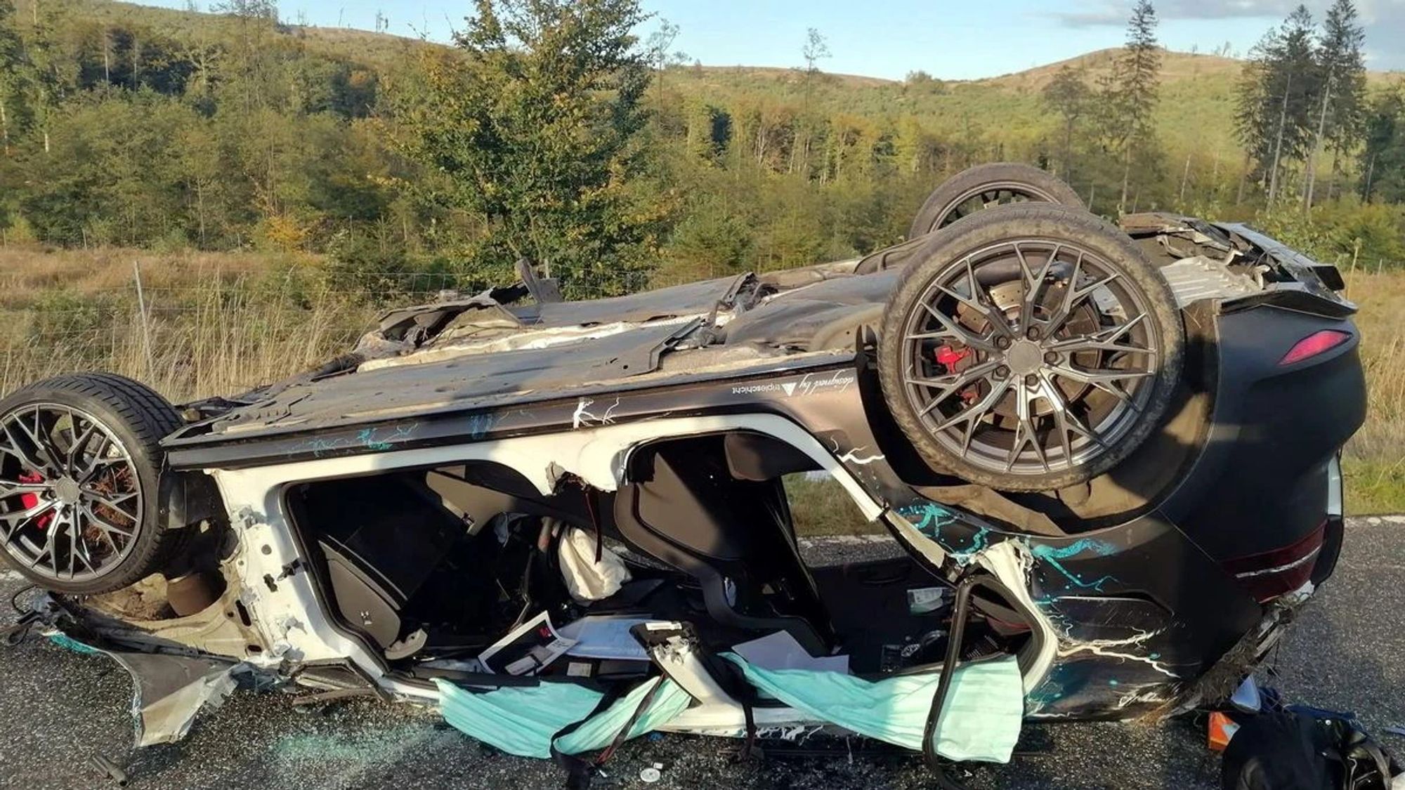 Ein ziemlich zerstörter Golf R32 auf dem Dach liegend nach einem Unfall.