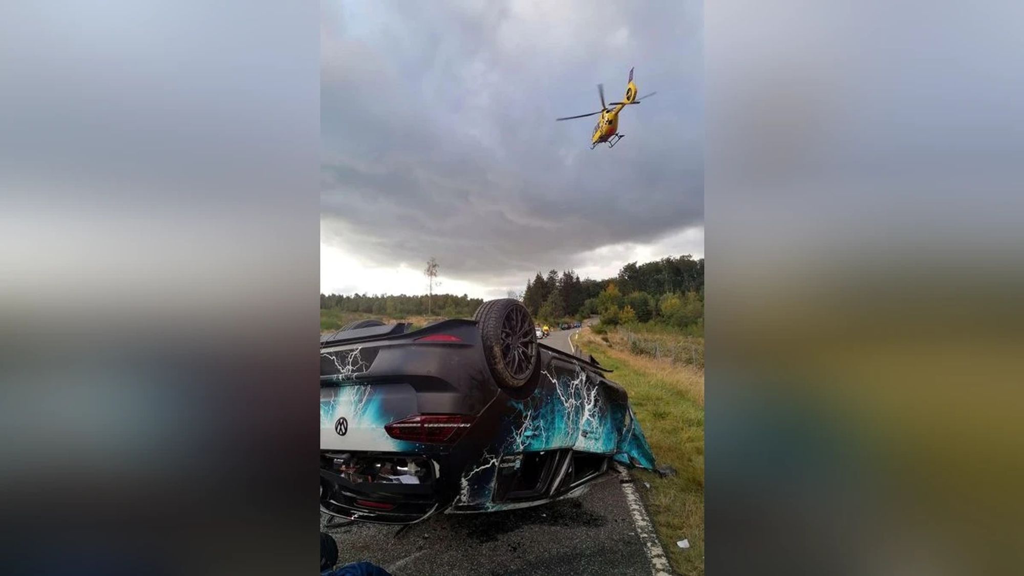 Auf dem Dach liegender Golf R32. Ziemlich beschädigt.