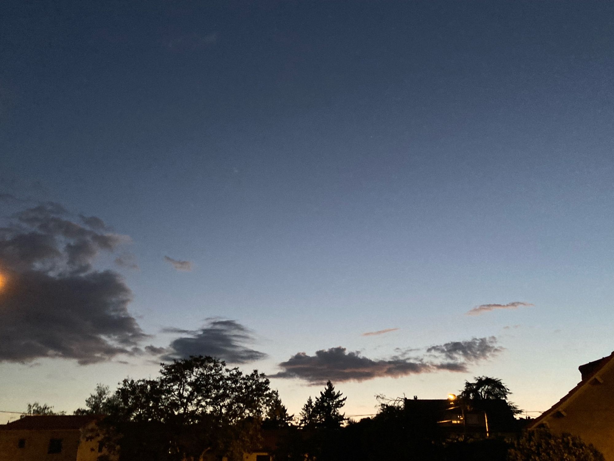 Hier jeudi, vers 20:20 le décore se découpait en contrejour dans les dernières lueurs du soleil. Des petits nuages apparaissaient à l’horizon.