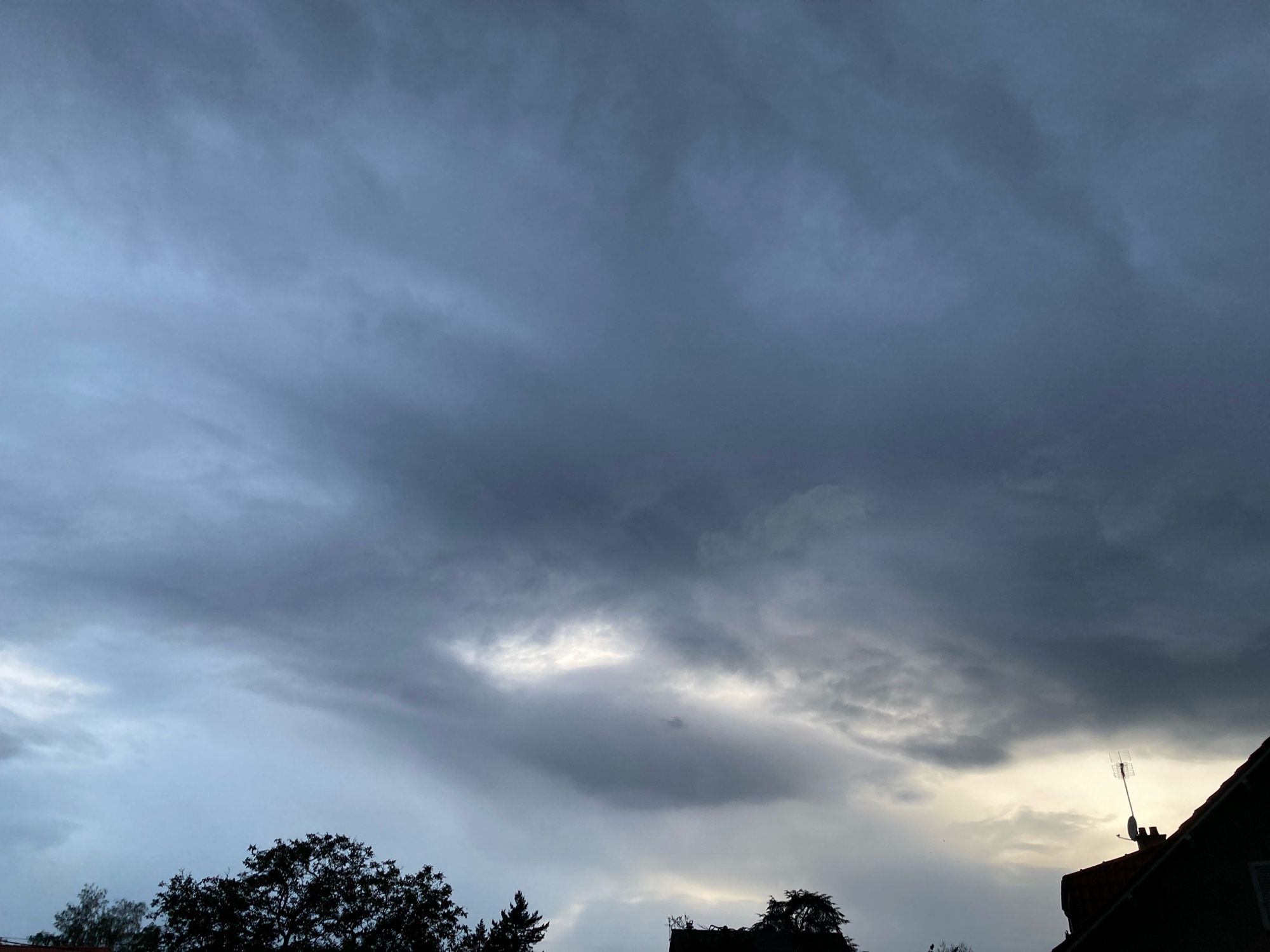 De gros nuages occupent le ciel mais quelques trouées font des taches claires