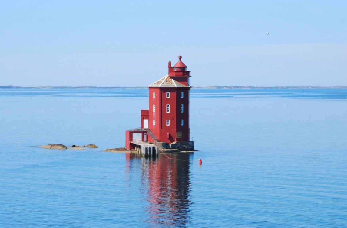 Ce phare a croisé notre route alors que nous naviguions le long de la côte norvégienne 