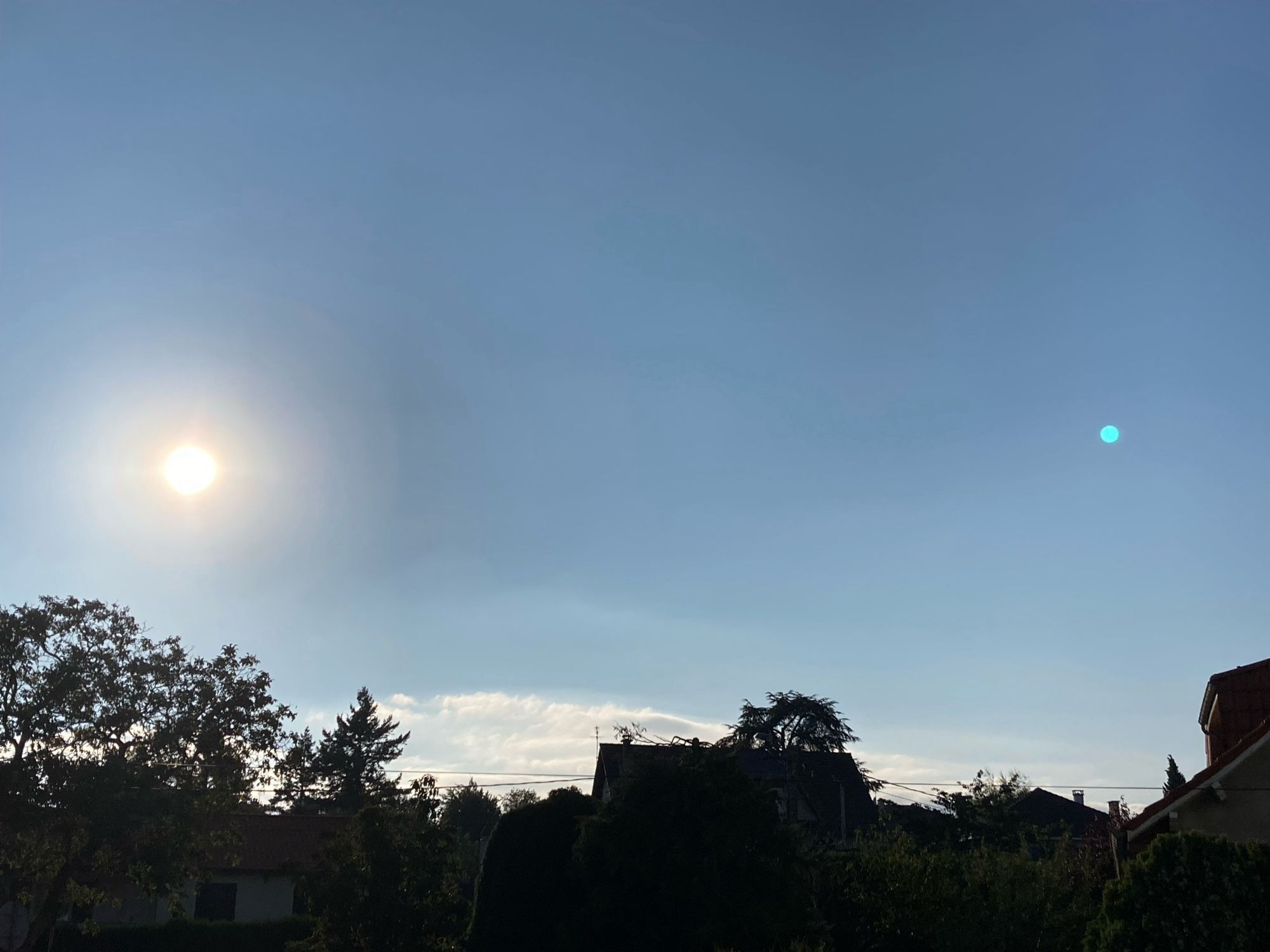 Fin d’après-midi ou début de soirée le soleil descend. Il éclaire en contrejour le paysage, un magnifique ciel bleu alors qu’à l’horizon apparaît un nuage blanc.