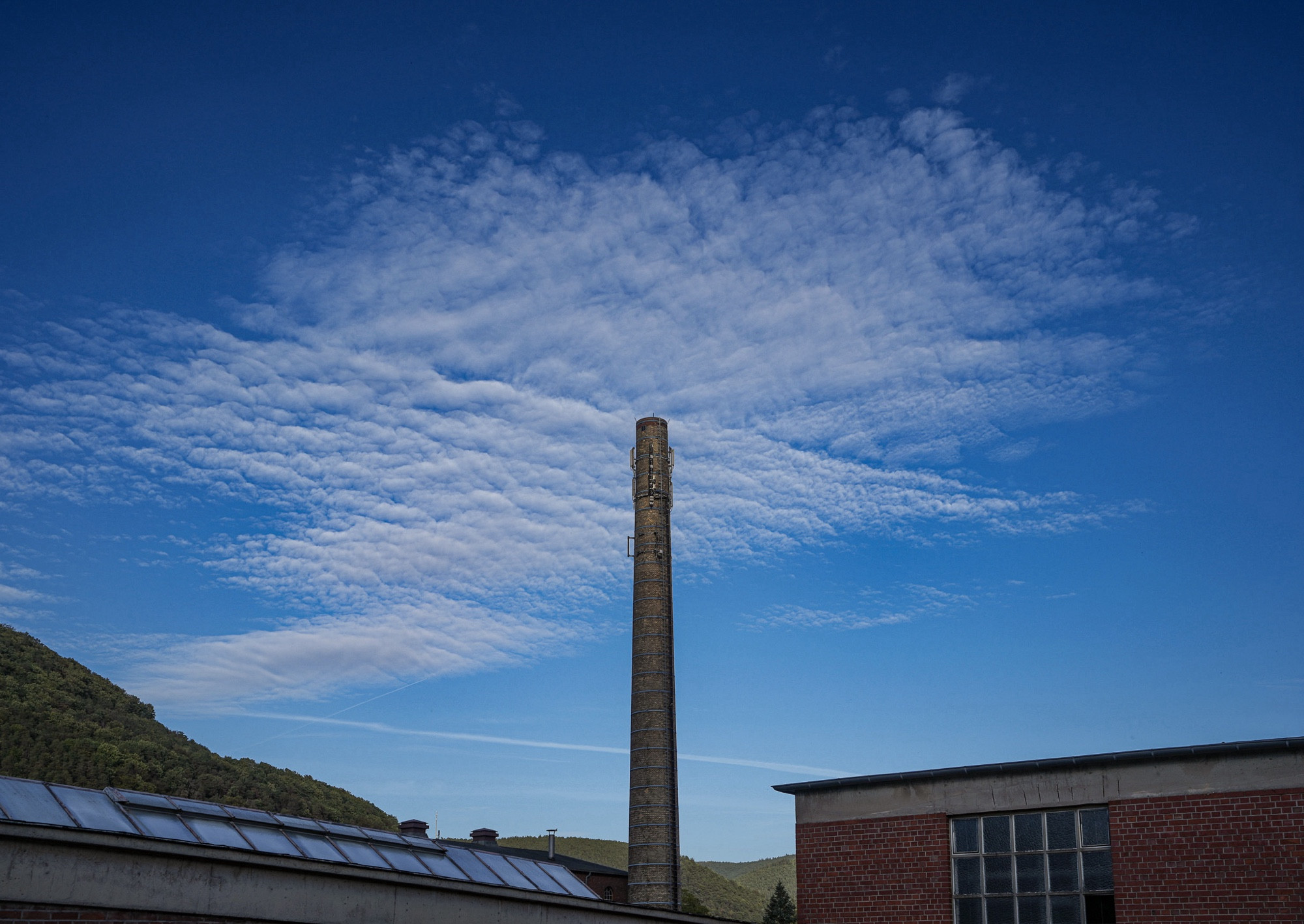 Wolken über Schornstein.