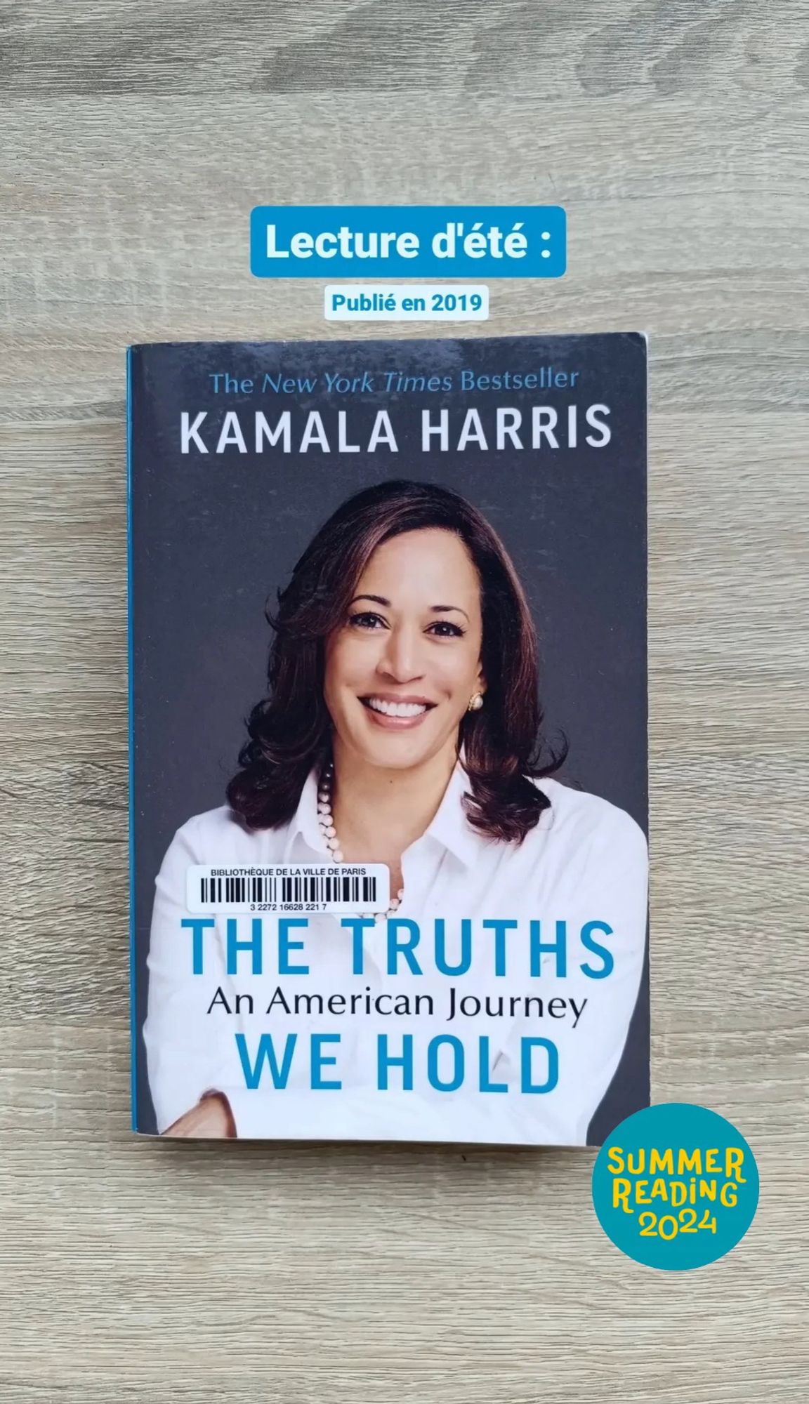 Couverture de l'édition américaine du livre "The truths we hold" / "Nos vérités" de Kamala HARRIS (2019). À la fois autobiographie, essai politique et évidemment livre de campagne pour la primaire démocrate de 2020. Vice-présidente des États-Unis depuis 2021, elle est candidate investie par le parti démocrate pour l'élection présidentielle de 2024.