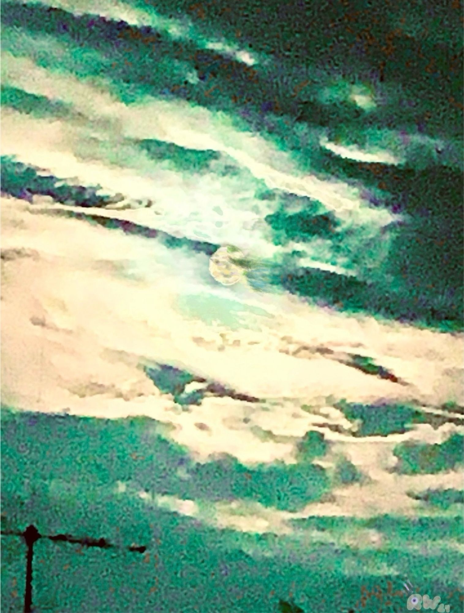 Foto von einem Nachthimmel im ‚Camouflage Stil‘ mit Grüntönen und ockerfarbenen Wolken. Der Vollmond ist so bearbeitet als ob er zwischen zwei Wolkenstreifen steht und zeigt ein naives (und freundliches) Gesicht.