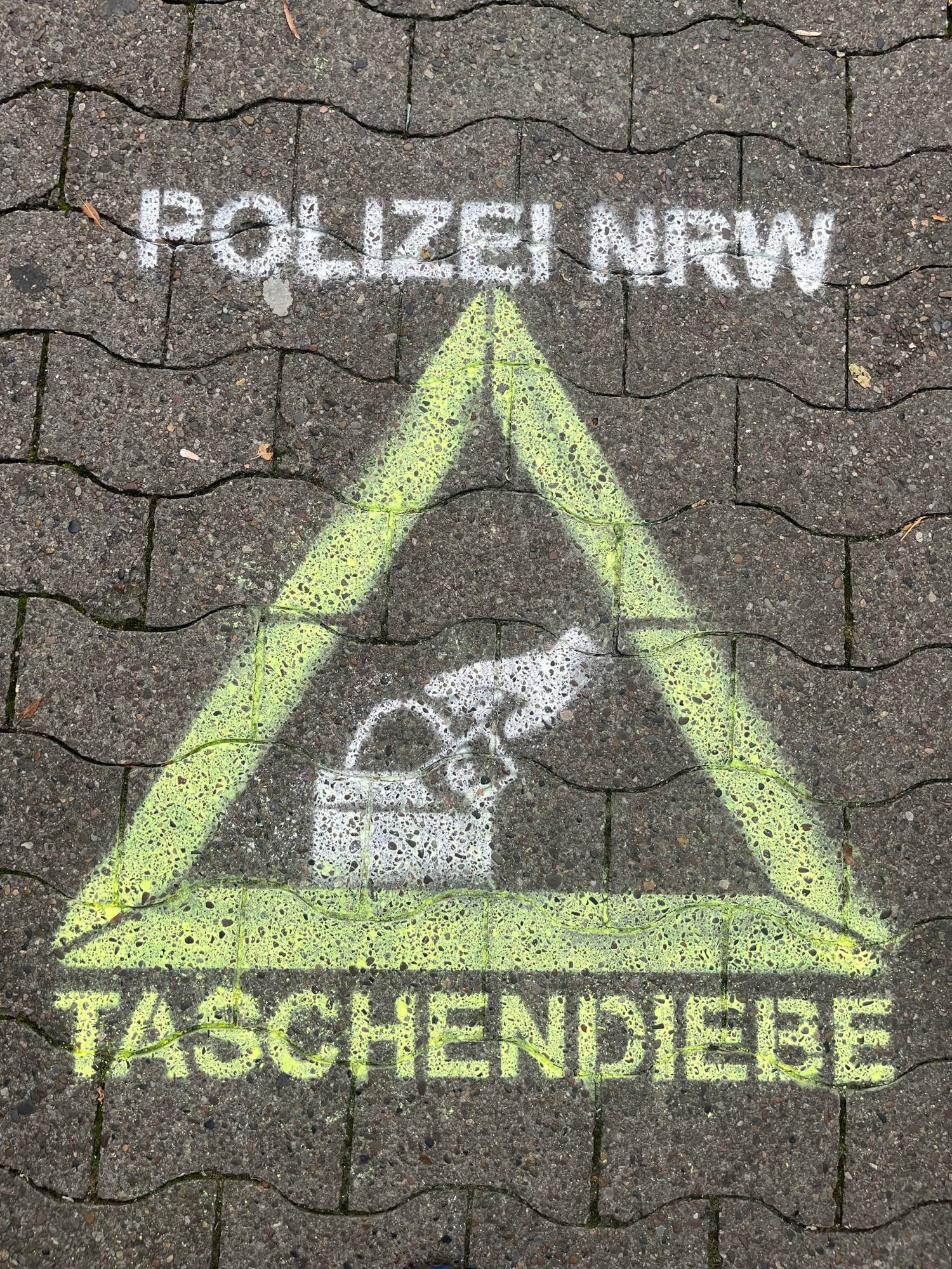 Hoeker-Fest in Herford mit Strassen-Graffiti 👍
#polizei #Taschendiebe #herford #hoeker #hoekerfest