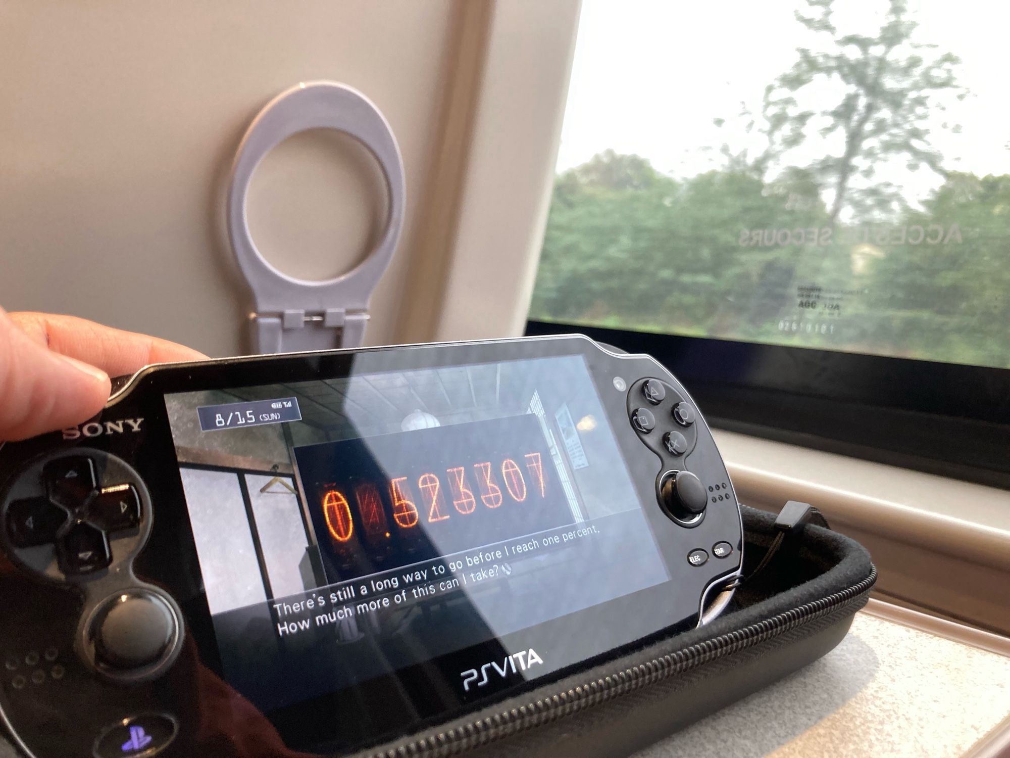 Dans le train, la psvita avec Steins Gate qui tourne dessus.