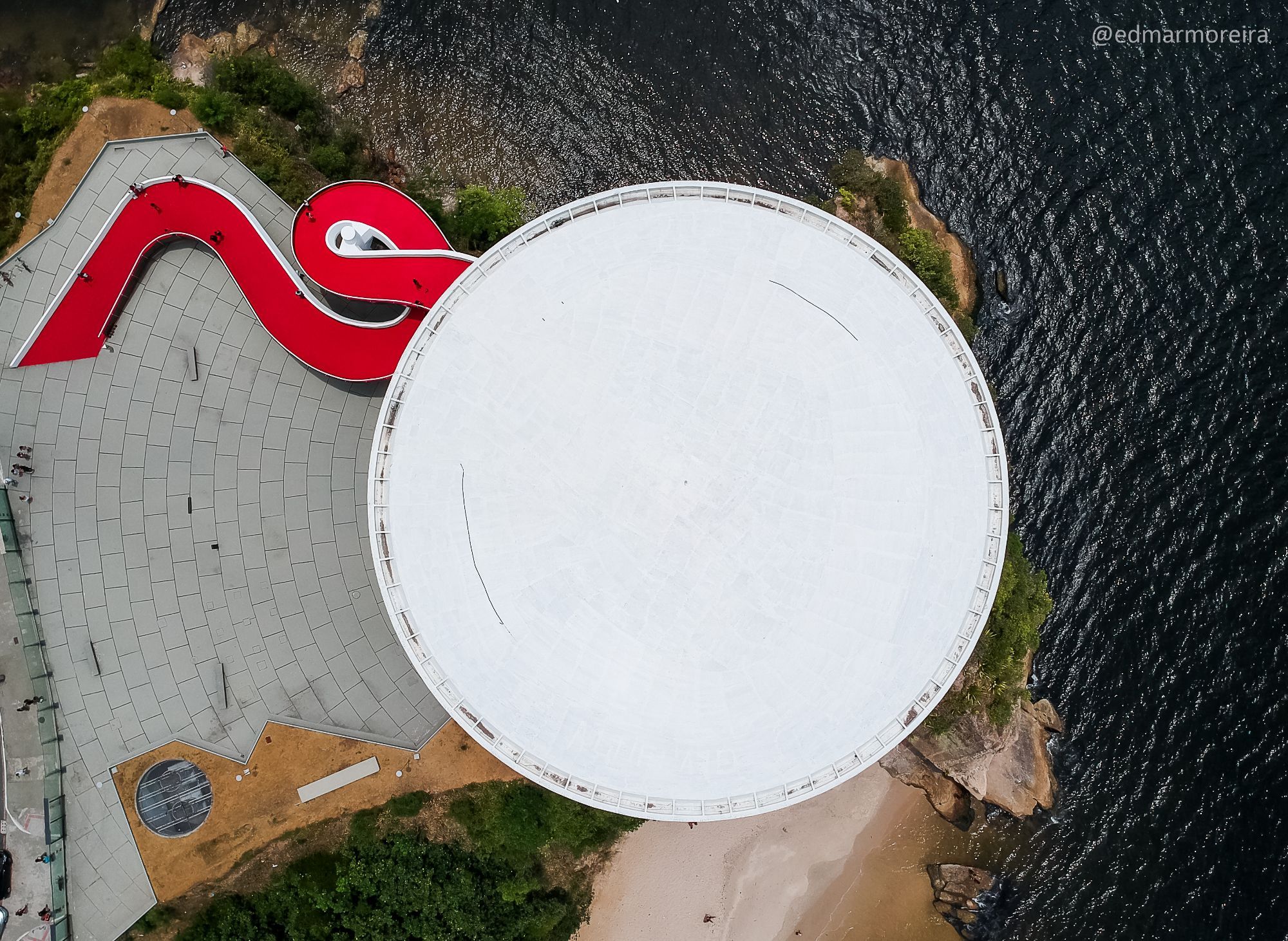 Vista aérea do Museu de Arte Contemporânea em Niterói.