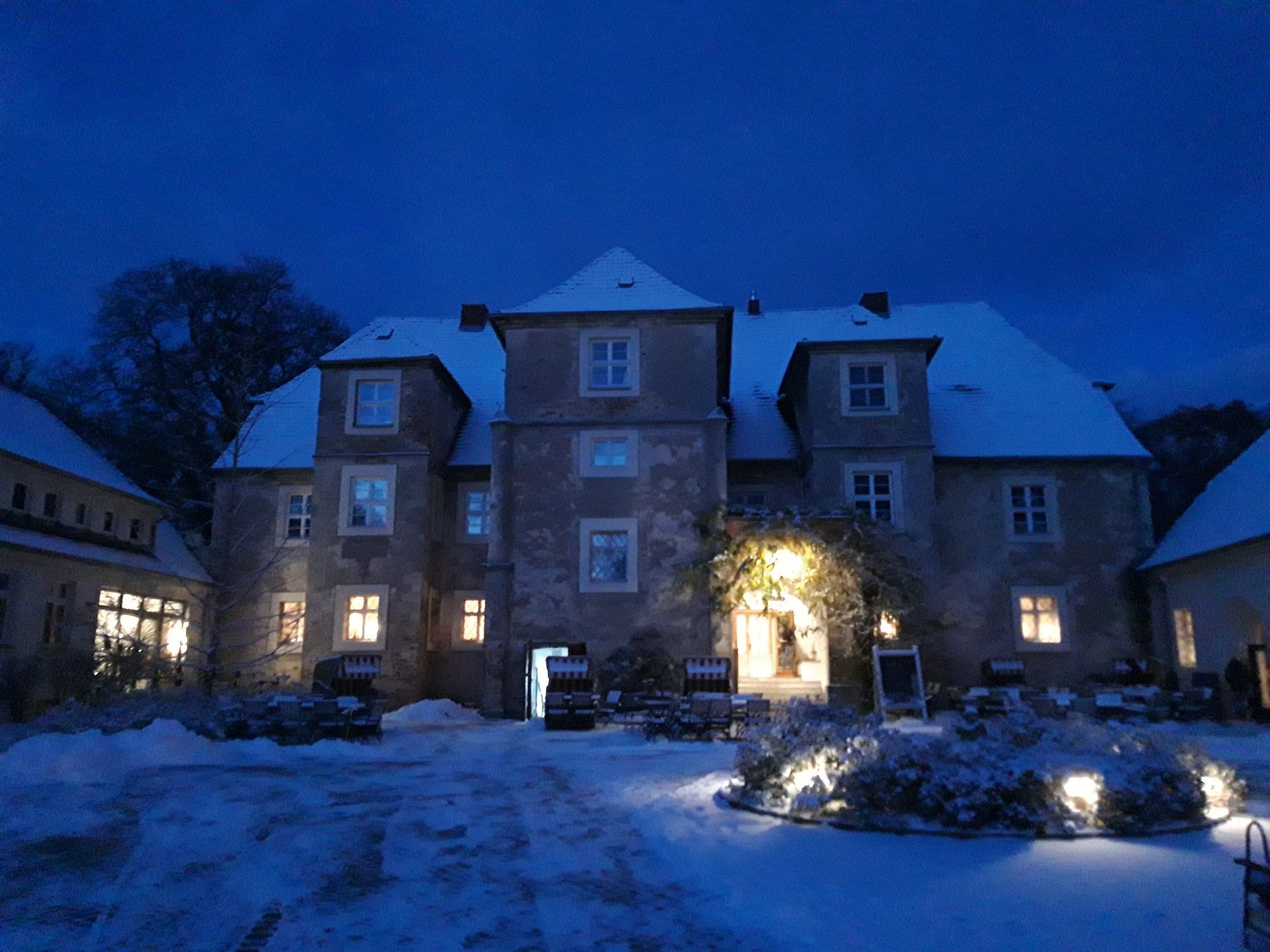 Foto: Gebäude in blauem Abendlicht