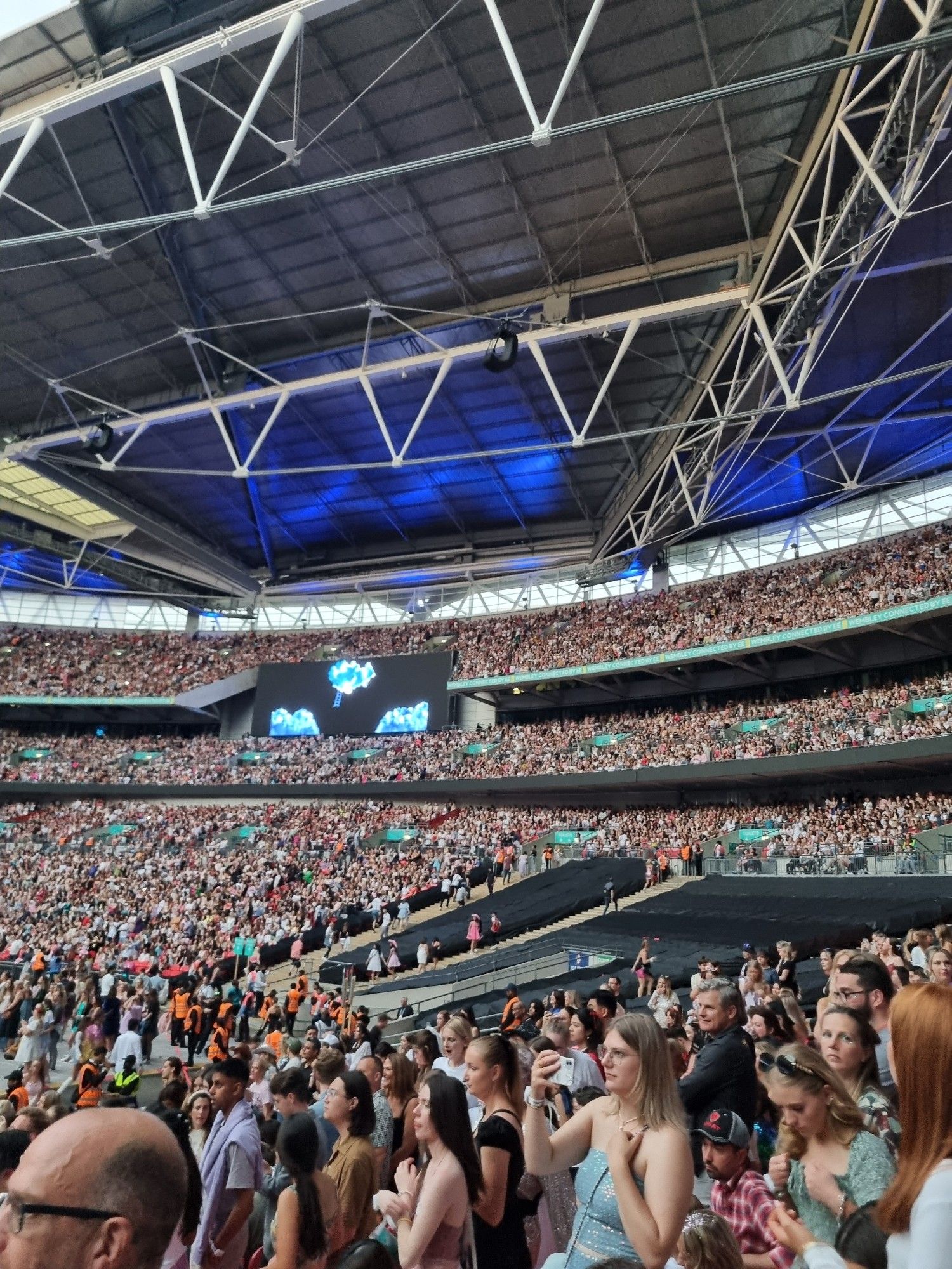 A packed wembly with 89,000 swifties.