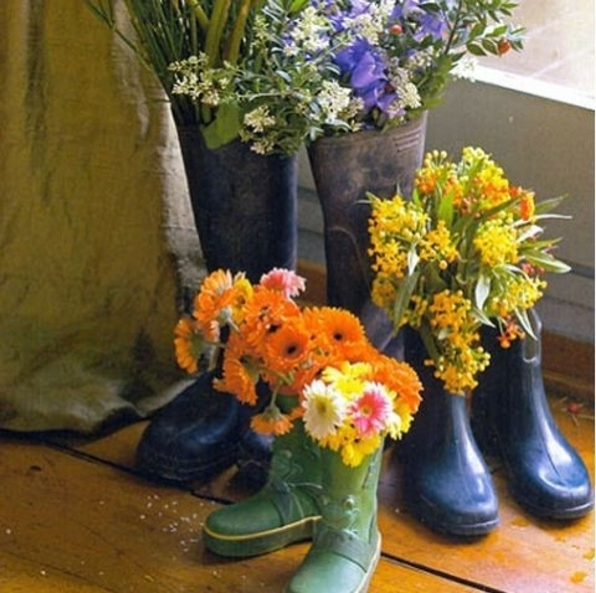 Botas(de verdade), com flores dentro(de verdade)