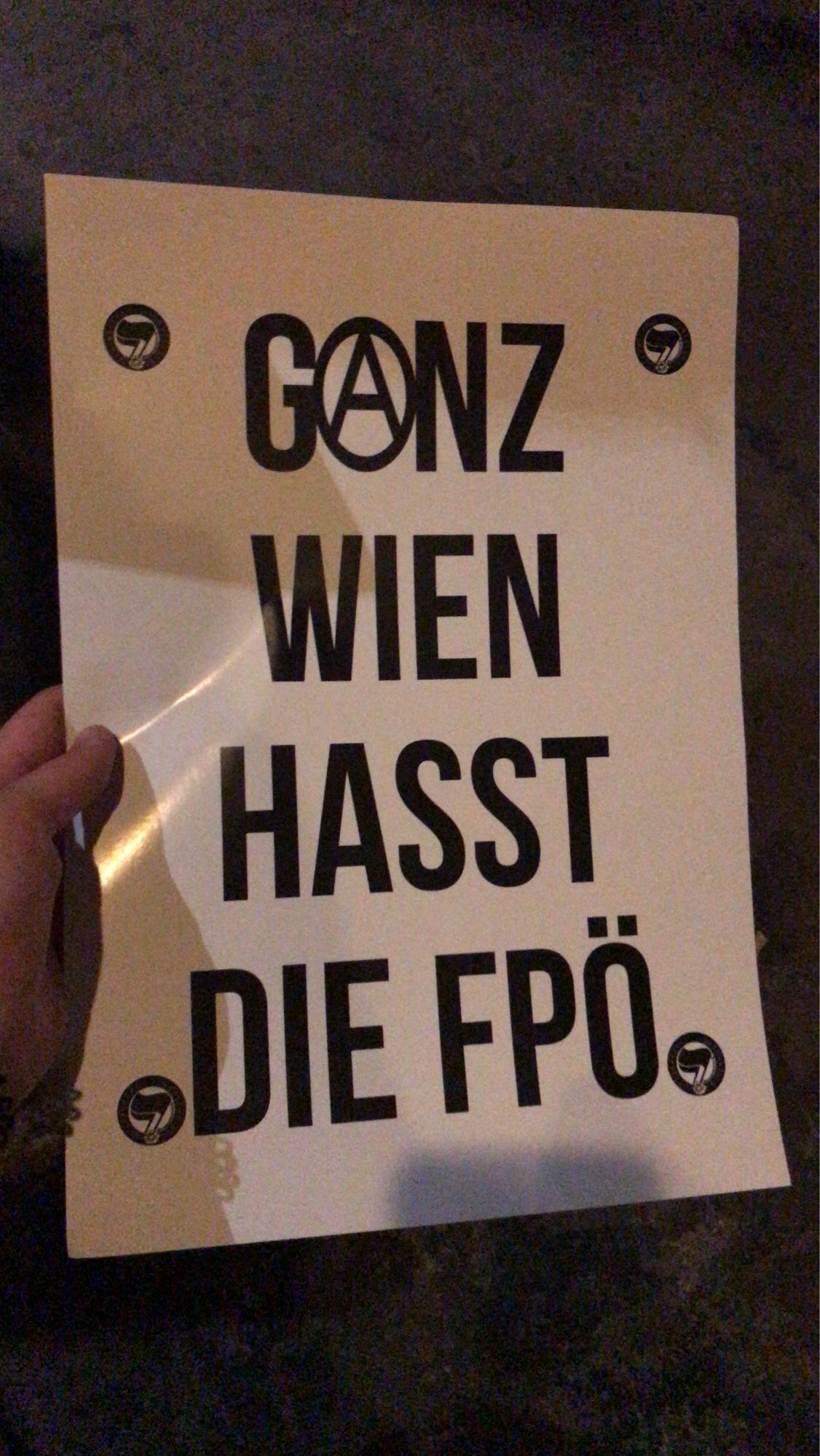 Poster mit Ganz Wien hasst hasst die FPÖ. Das a ist ganz ist? ein Anarchie Zeichen