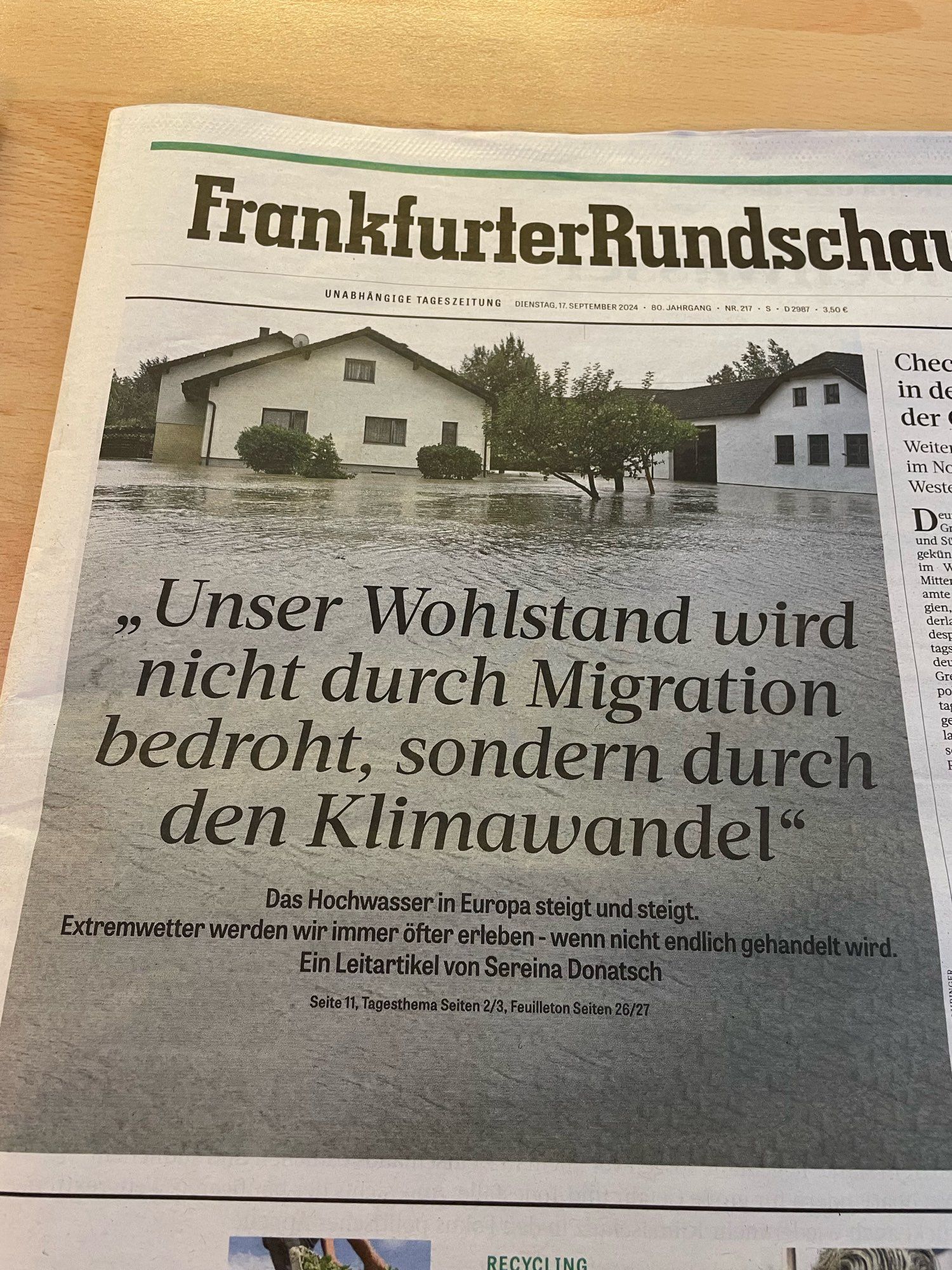 Zeitungstitelseite der Frankfurter Rundschau: „Unser Wohlstand wird nicht durch Migration bedroht, sondern durch den Klimawandel“