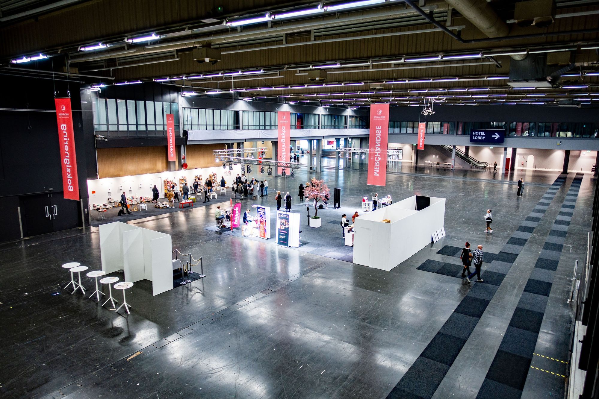 En nästan tom sal på Svenska mässan i Göteborg. Ett fåtal människor syns långt borta.