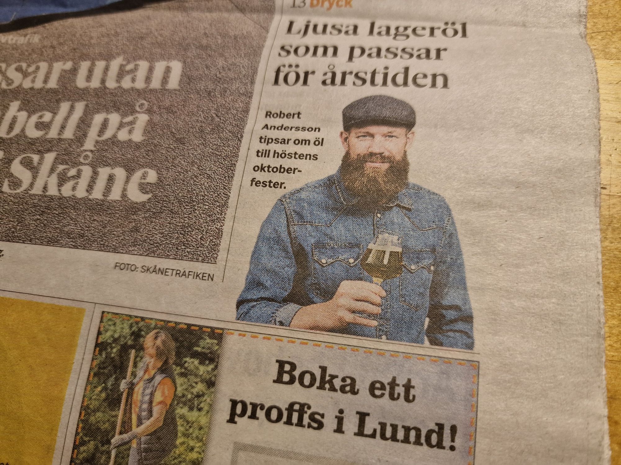 En hipsterbryggare med hipserkeps, hipsterskägg och hipsteröl.