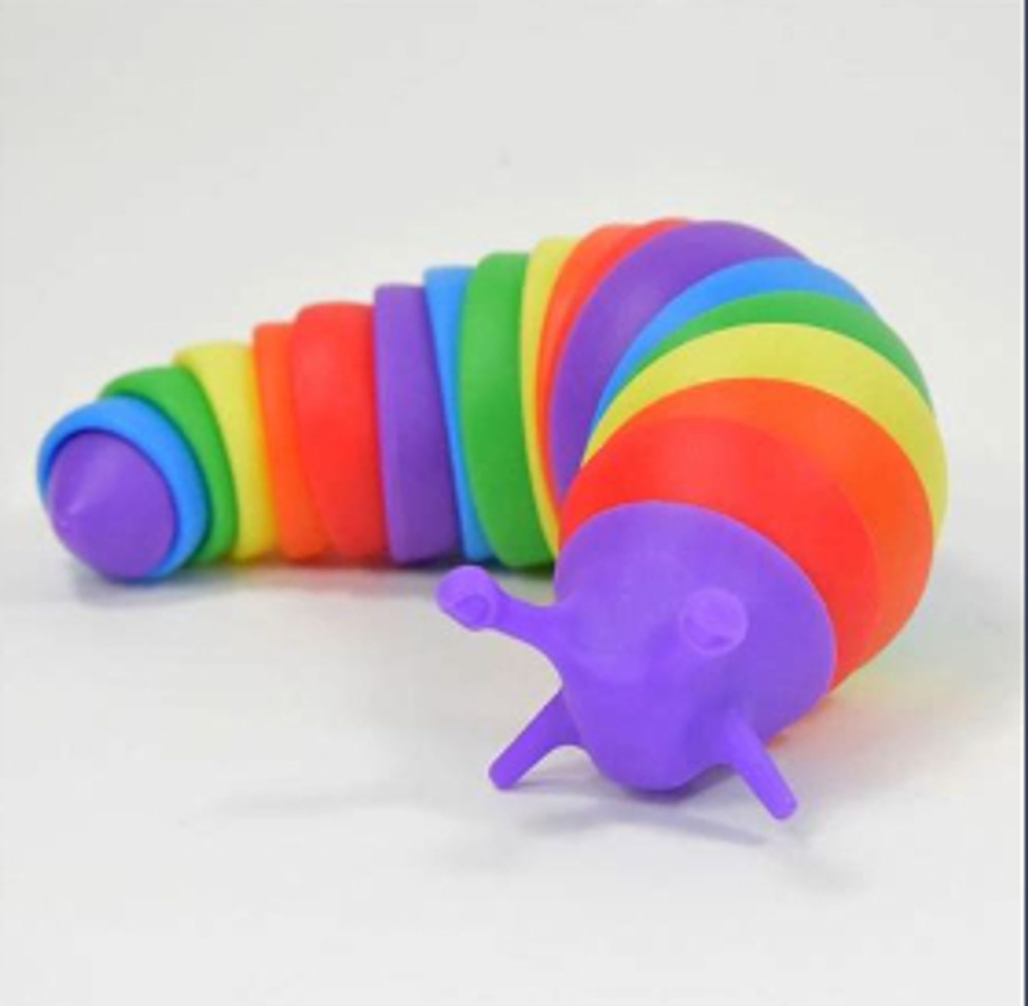 fidget toy regenbogenfarbene Schnecke aus vielen Einzelteilen zusammengesetzt. Sie klackert beim Bewegen.