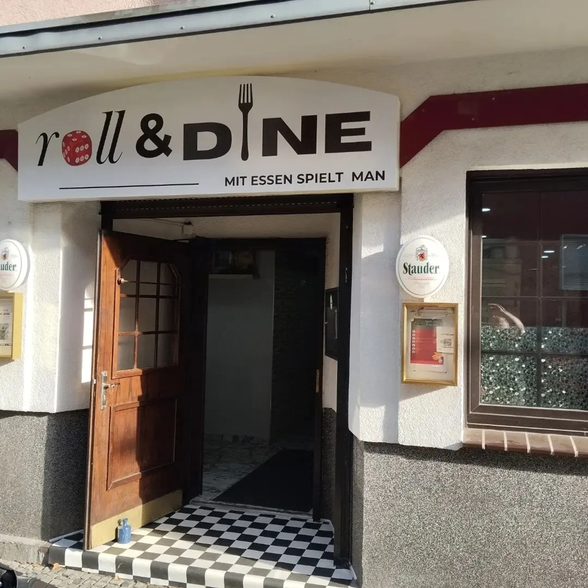 Der Eingang des Roll&Dine