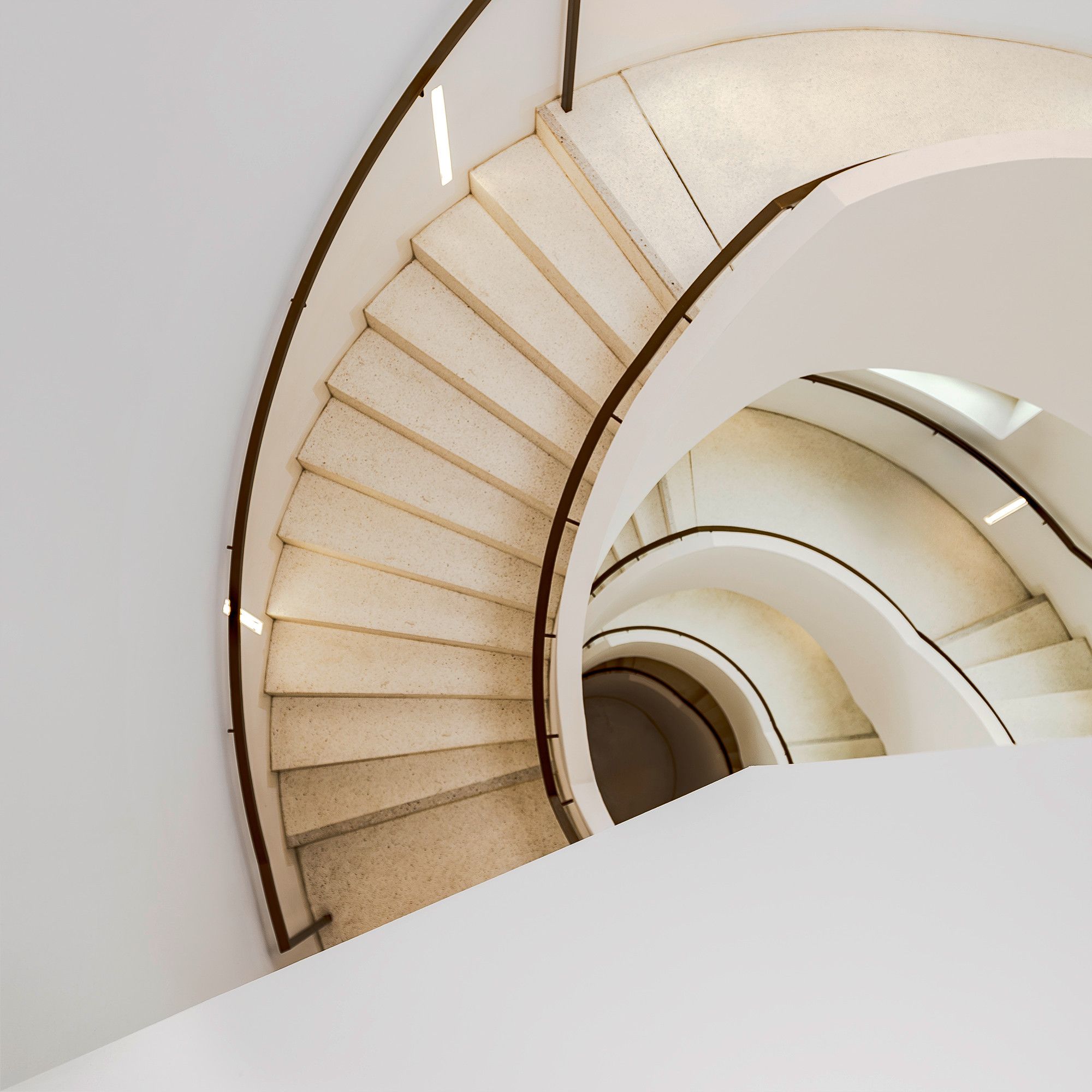 Aufnahme der Wendeltreppe im Jüdischen Museum Frankfurt aus der Vogelperspektive.