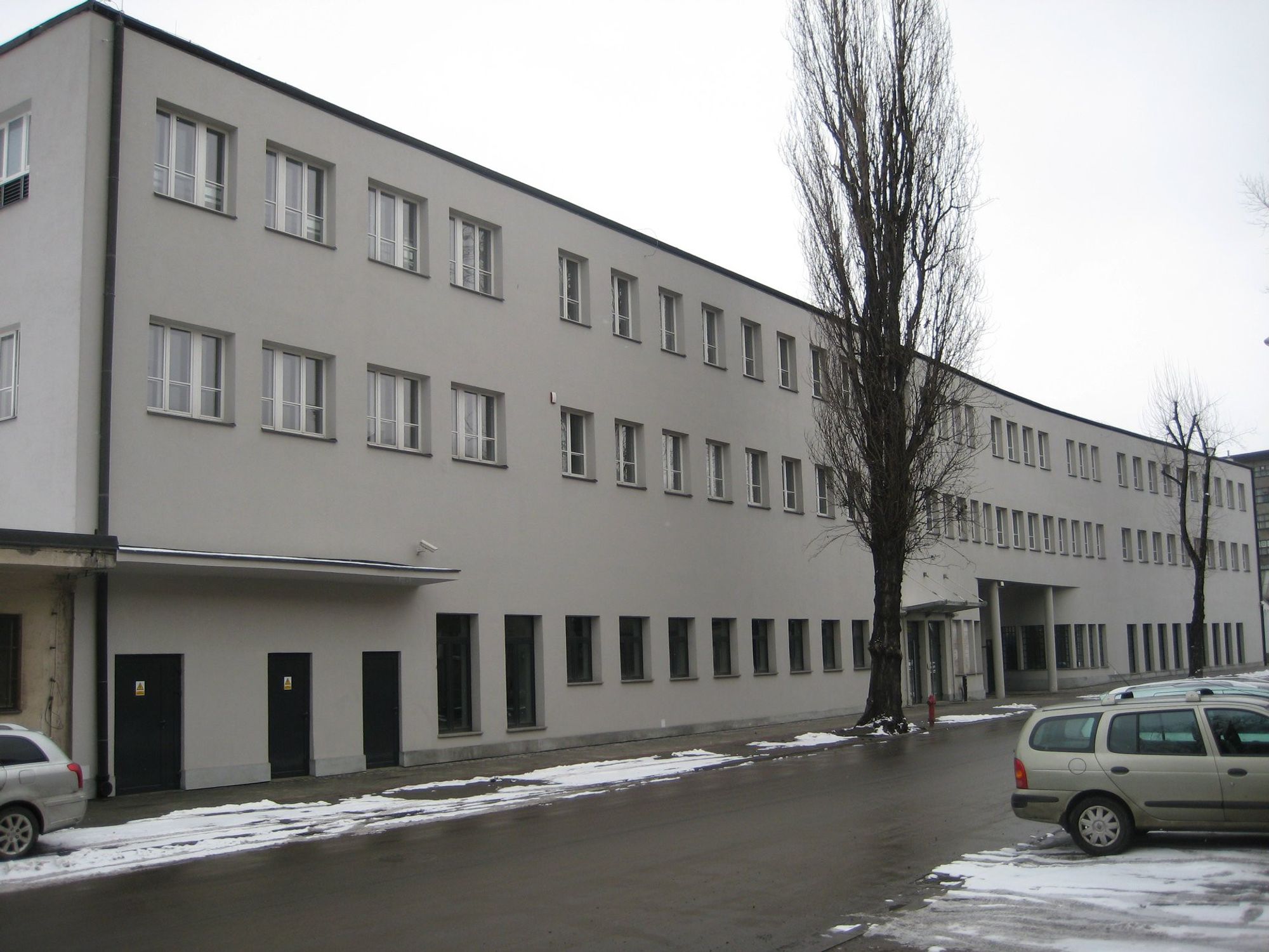 Das Bild zeigt ein schlichtes, längliches Gebäude: Die ehemalige Fabrik von Oskar Schindlers in Krakau.