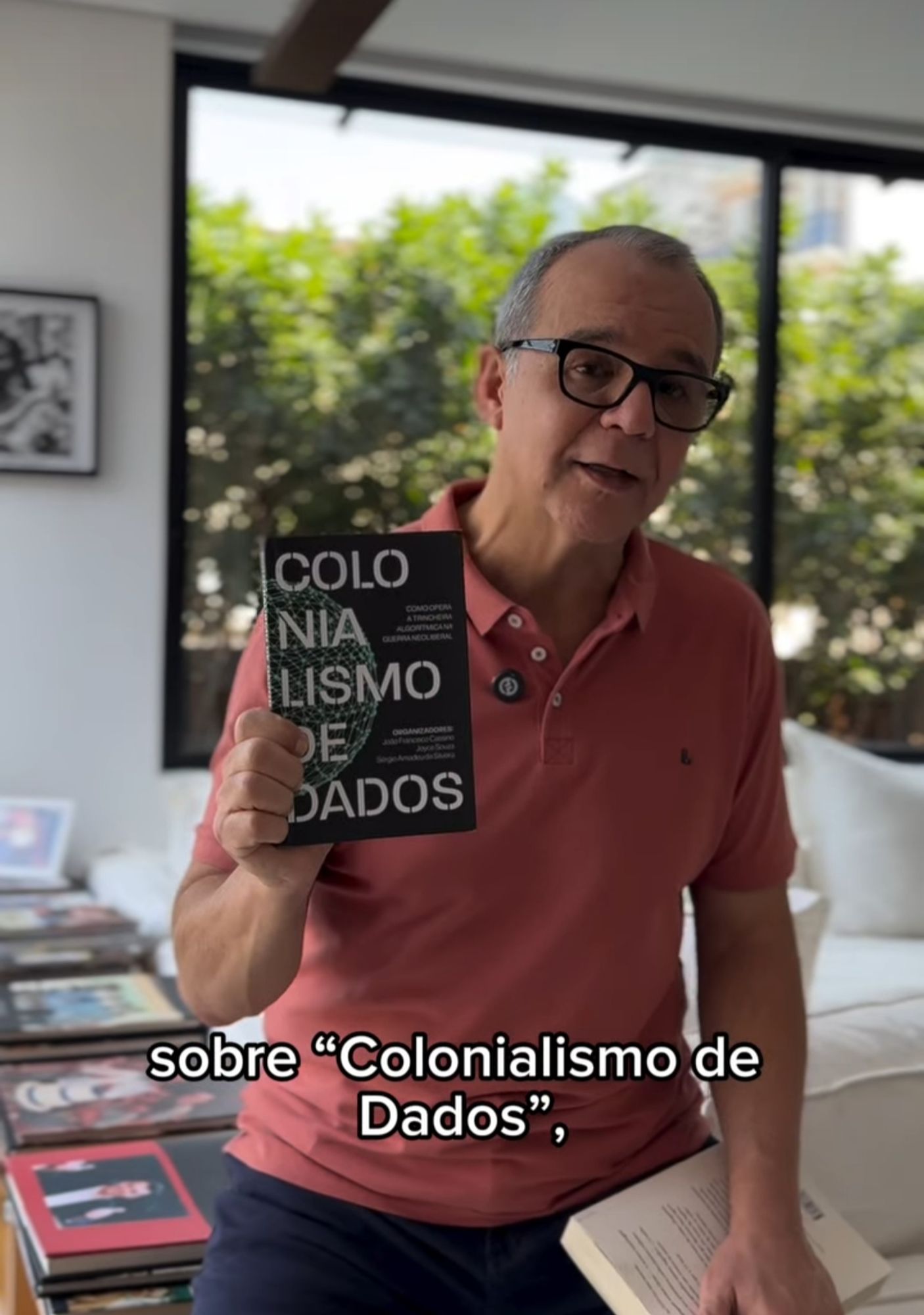 sérgio cabral, em vídeo gravado em casa, exibe livro "Colonialismo de Dados"