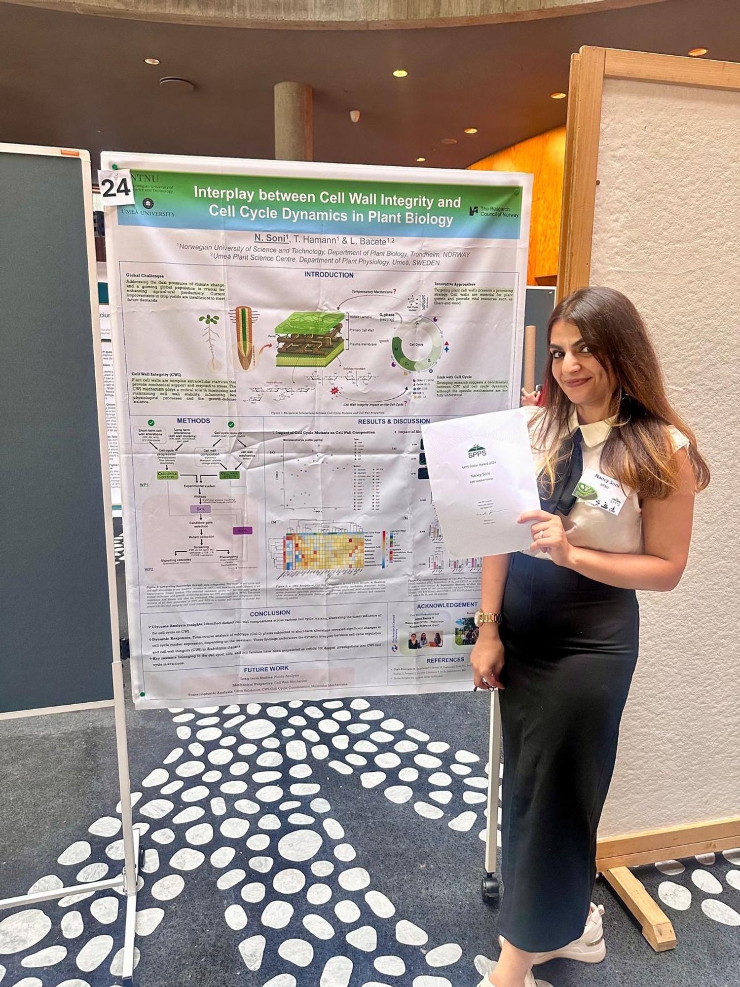 Here’s Nancy Soni proudly presenting her award-winning poster on the interplay between cell wall integrity and cell cycle dynamics in plant biology at the Scandinavian Plant Physiology Society Meeting in Copenhagen!