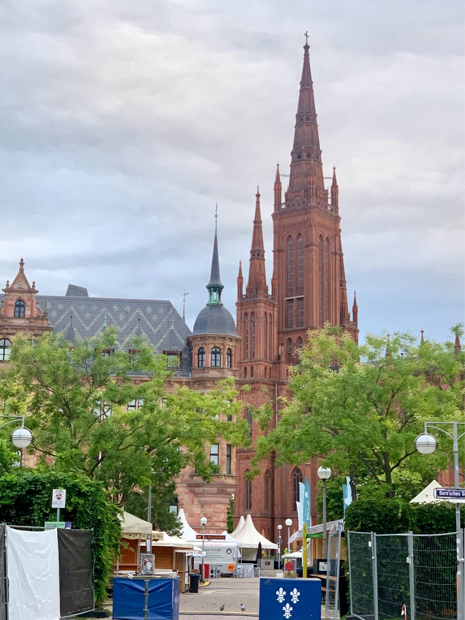 Man sieht die Marktkirche in Wiesbaden, daneben das Schloss. Im Vordergrund die Aufbauten für das Weinfest