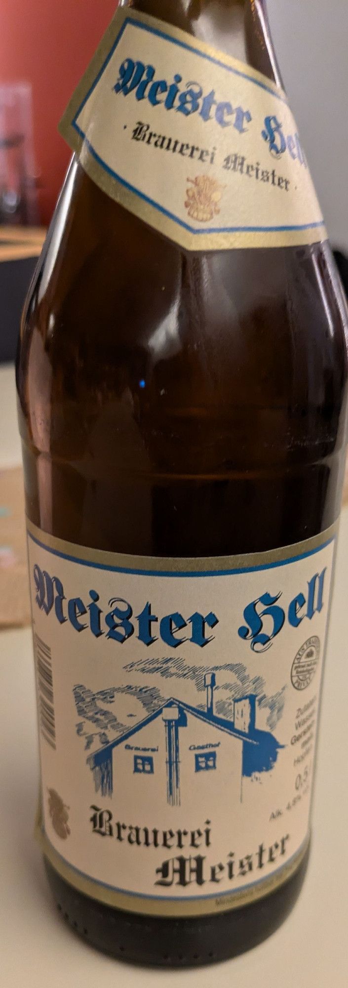 Eine Flasche leckeres Helles der Brauerei Meister aus Unterzaunsbach