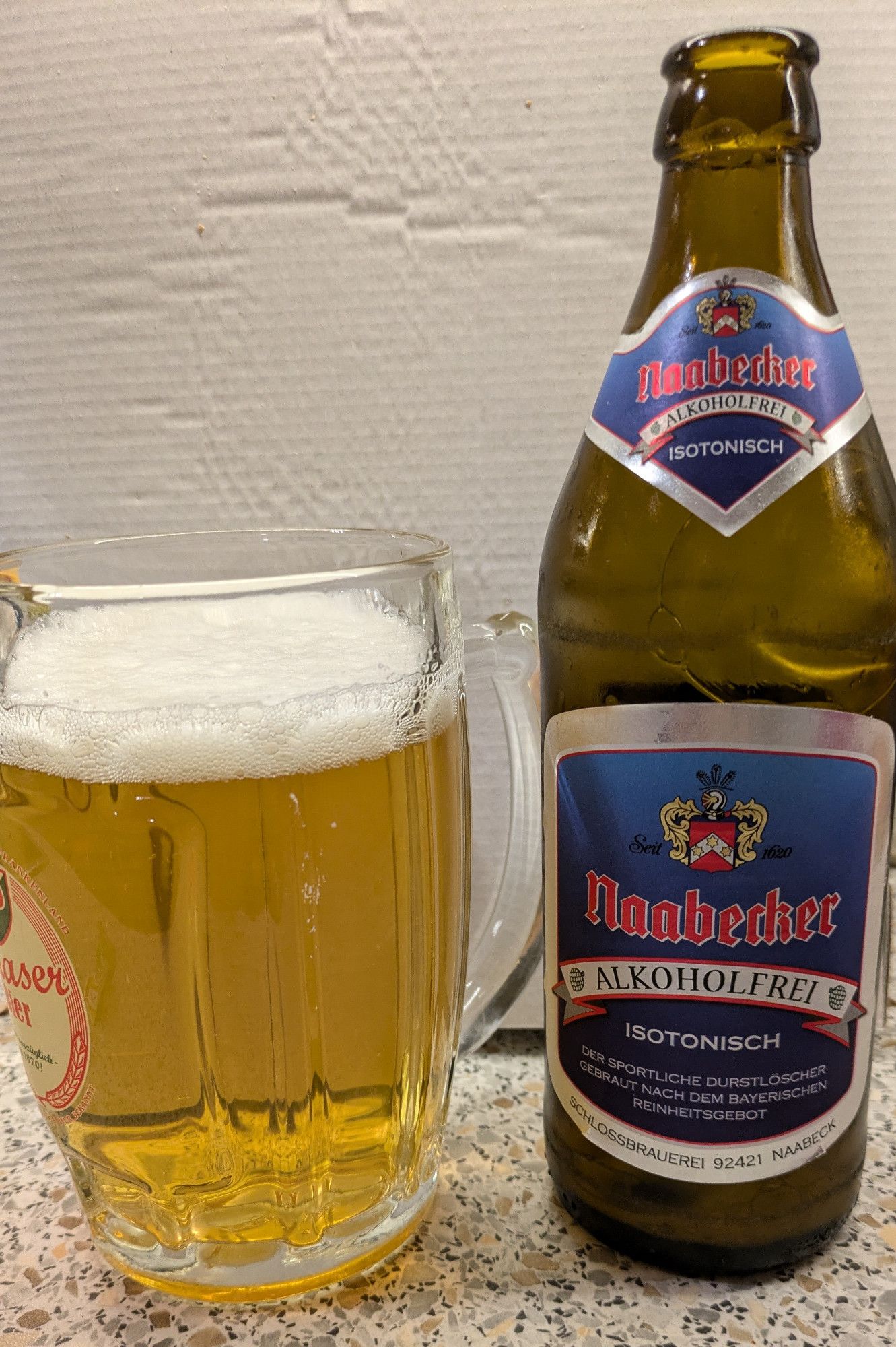 Alkoholfreies Helles der Schloßbrauerei Naabeck im Glas mit kleiner Schaumkrone.