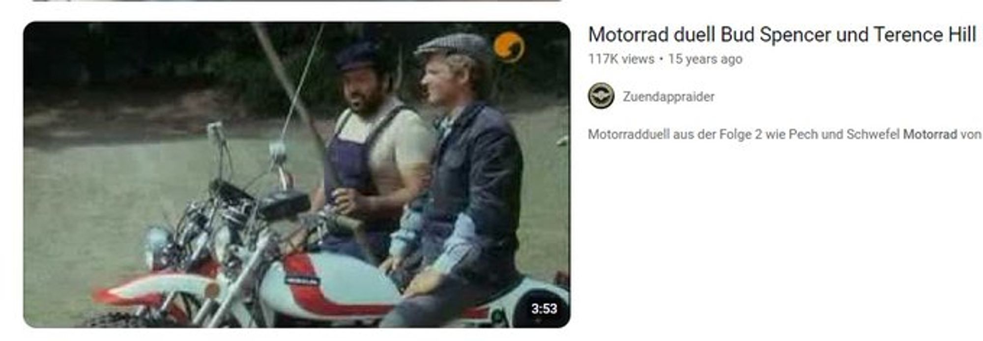 Screenshot von einem Bud Spencer und Terence Hill Film. Beide auf Motorrädern, haben dünne Baumstämme als Lanzen dabei. Überschrift "Motorradduell"