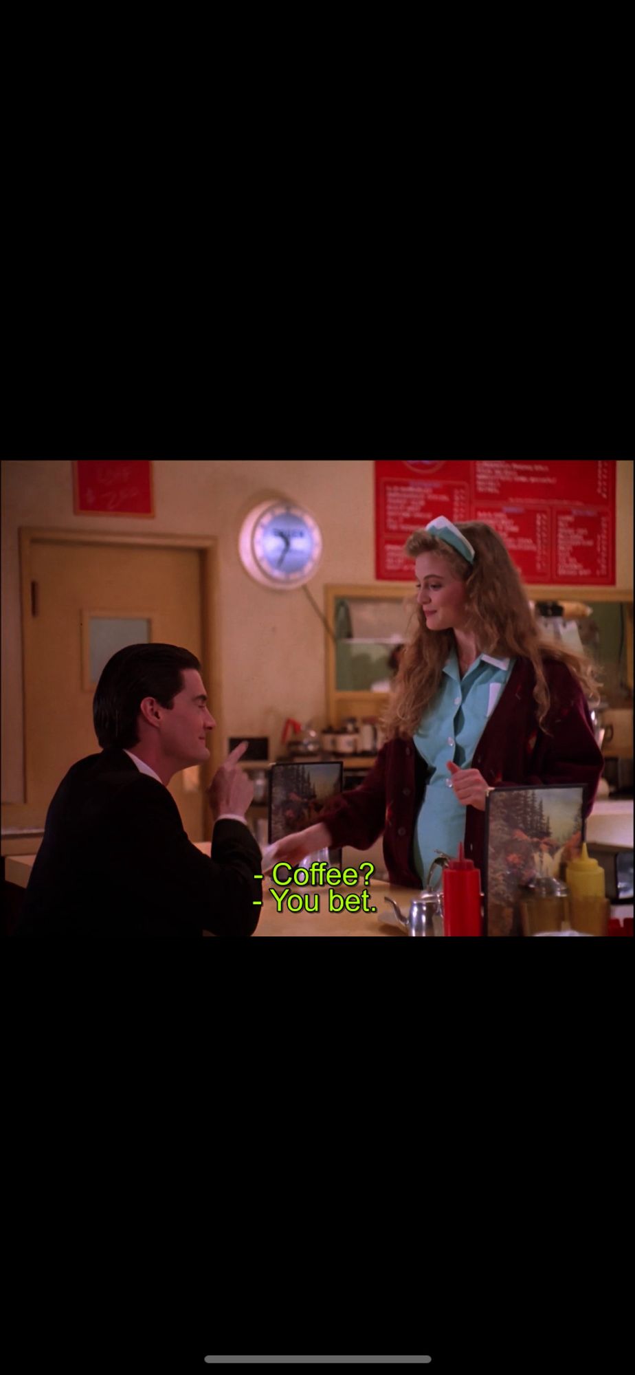 Twin Peaks Szene. Dale Cooper sitzt vor Shelly. Sie fragt: Coffee? Er sagt: you bet