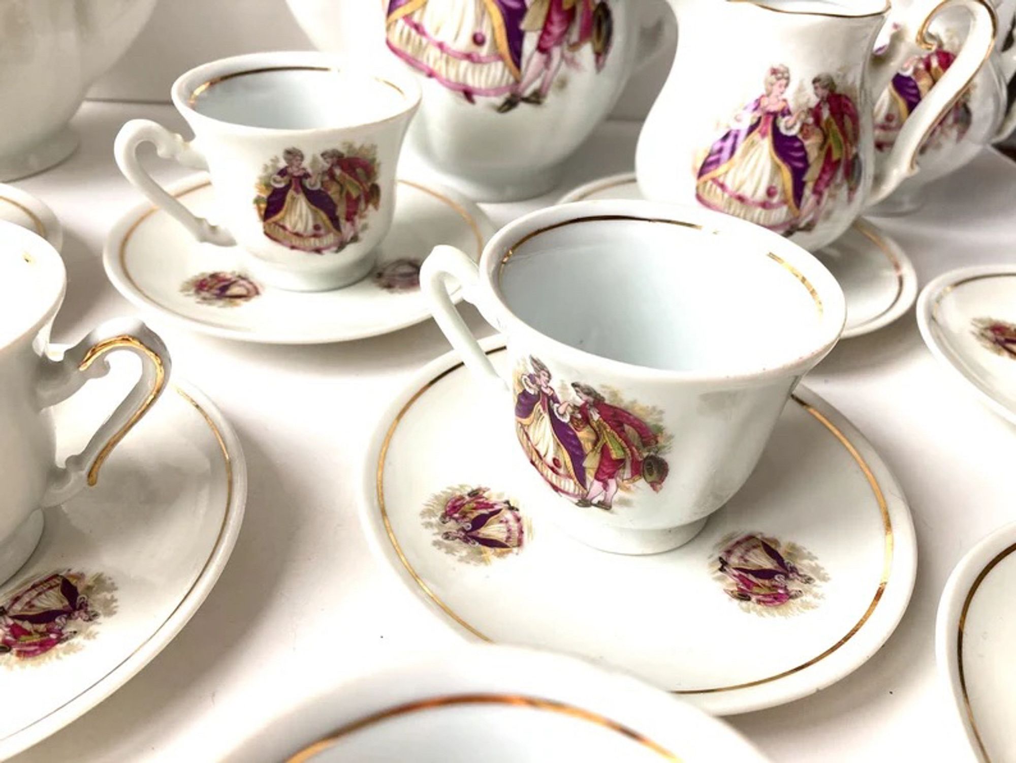 The saucers of this teaset have miniatures