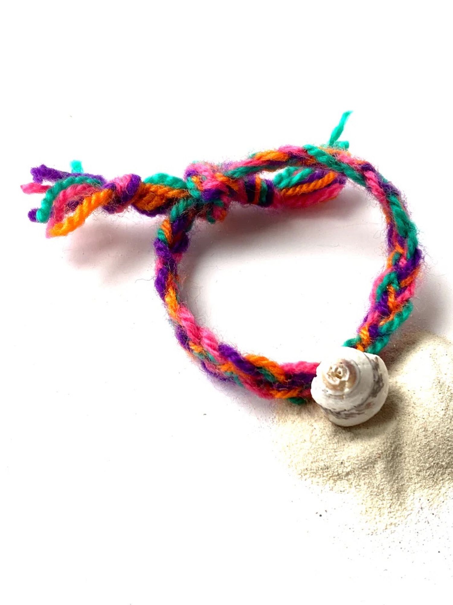 Multicolored wool and natural shell bracelet