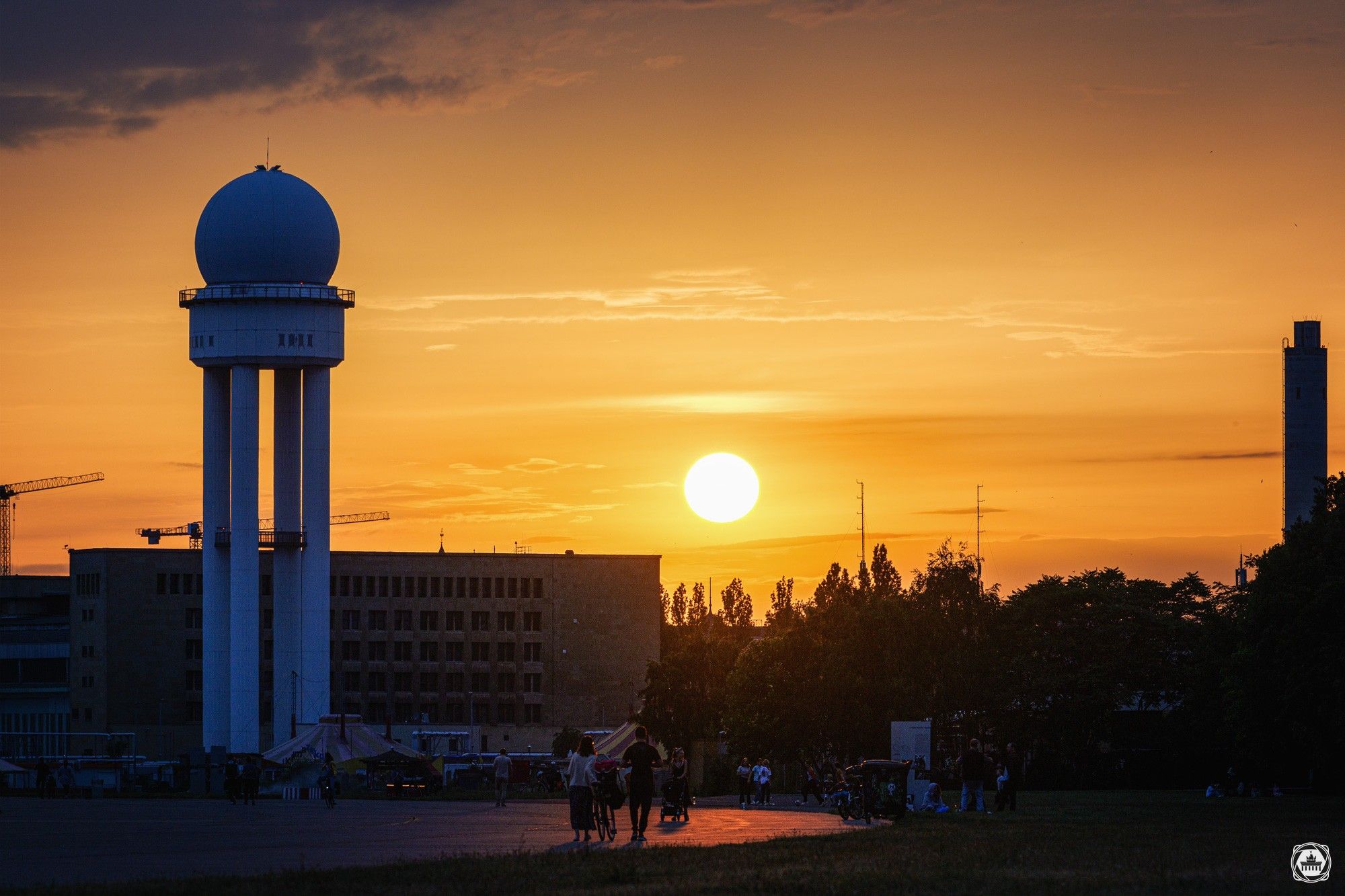 Sonnenuntergang über dem Tempelhofer Feld in Berlin