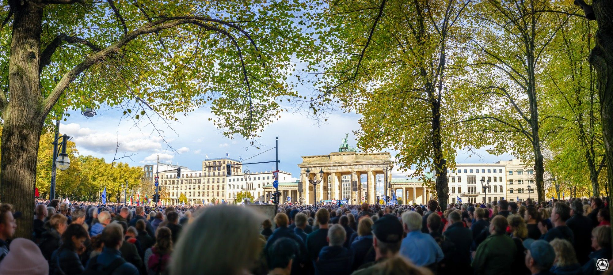 25000 Menschen stehen heute vor dem Brandenburger Tor gegen Terror und Antisemitismus. 

EN //
25000 people are standing in front of the Brandenburg Gate today against terror and anti-Semitism. 


#NieWiederIstJetzt