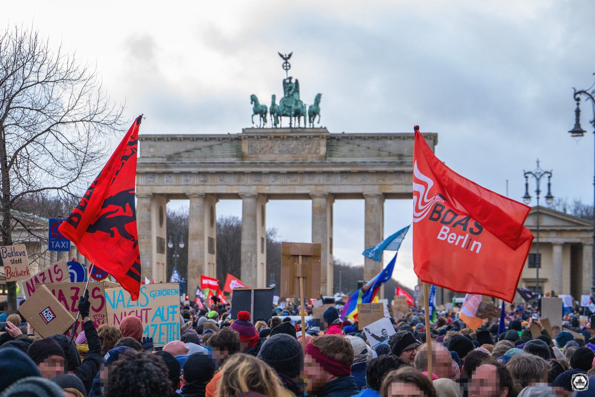 Tausende demonstrieren heute auf dem Pariser Platz vor dem Brandenburger Tor für Demokratie und gegen rassistische Politik #B1401