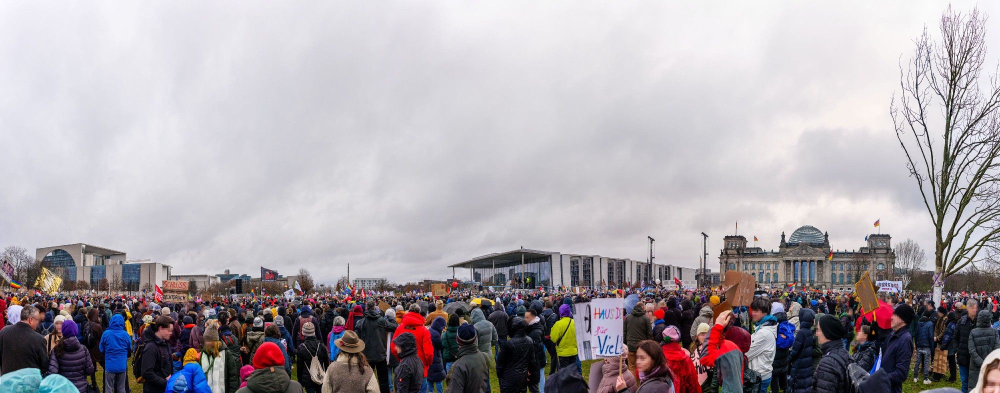 Panorama von den Viele vielen Menschen vor dem Bundestag (trotz schlechtem Wetter)