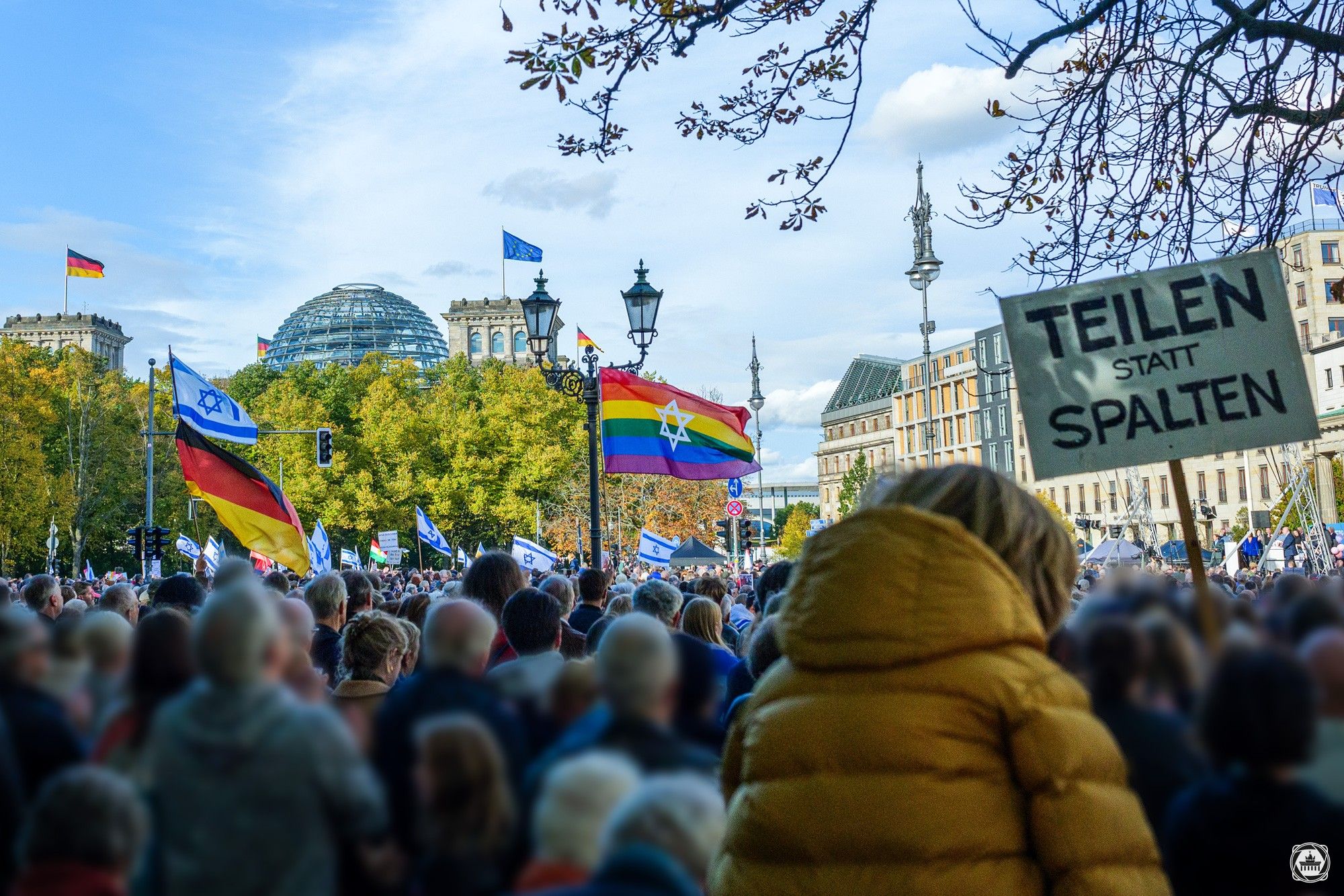 Impressions from the colourful mix of just over 25,000 people who expressed their solidarity with Israel in front of the Brandenburg Gate.

DE//
Impressionen aus der bunten Mischung von etwas mehr als 25.000 Menschen, die vor dem Brandenburger Tor ihre Solidarität mit Israel zum Ausdruck brachten.