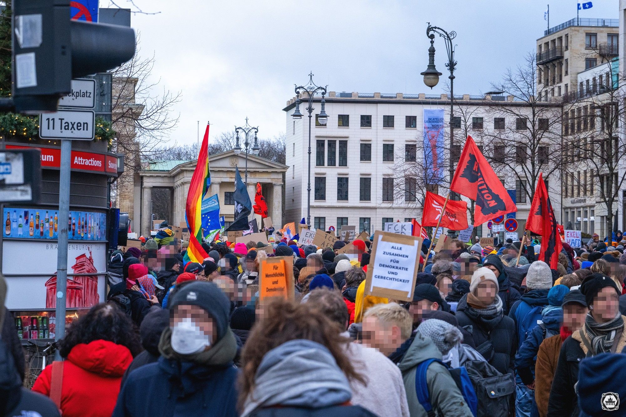 Tausende demonstrieren heute auf dem Pariser Platz vor dem Brandenburger Tor für Demokratie und gegen rassistische Politik #B1401