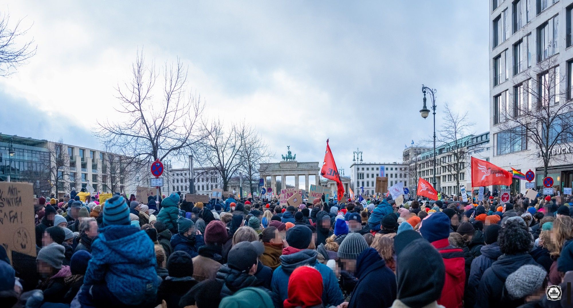 Tausende demonstrieren heute auf dem Pariser Platz vor dem Brandenburger Tor für Demokratie und gegen rassistische Politik