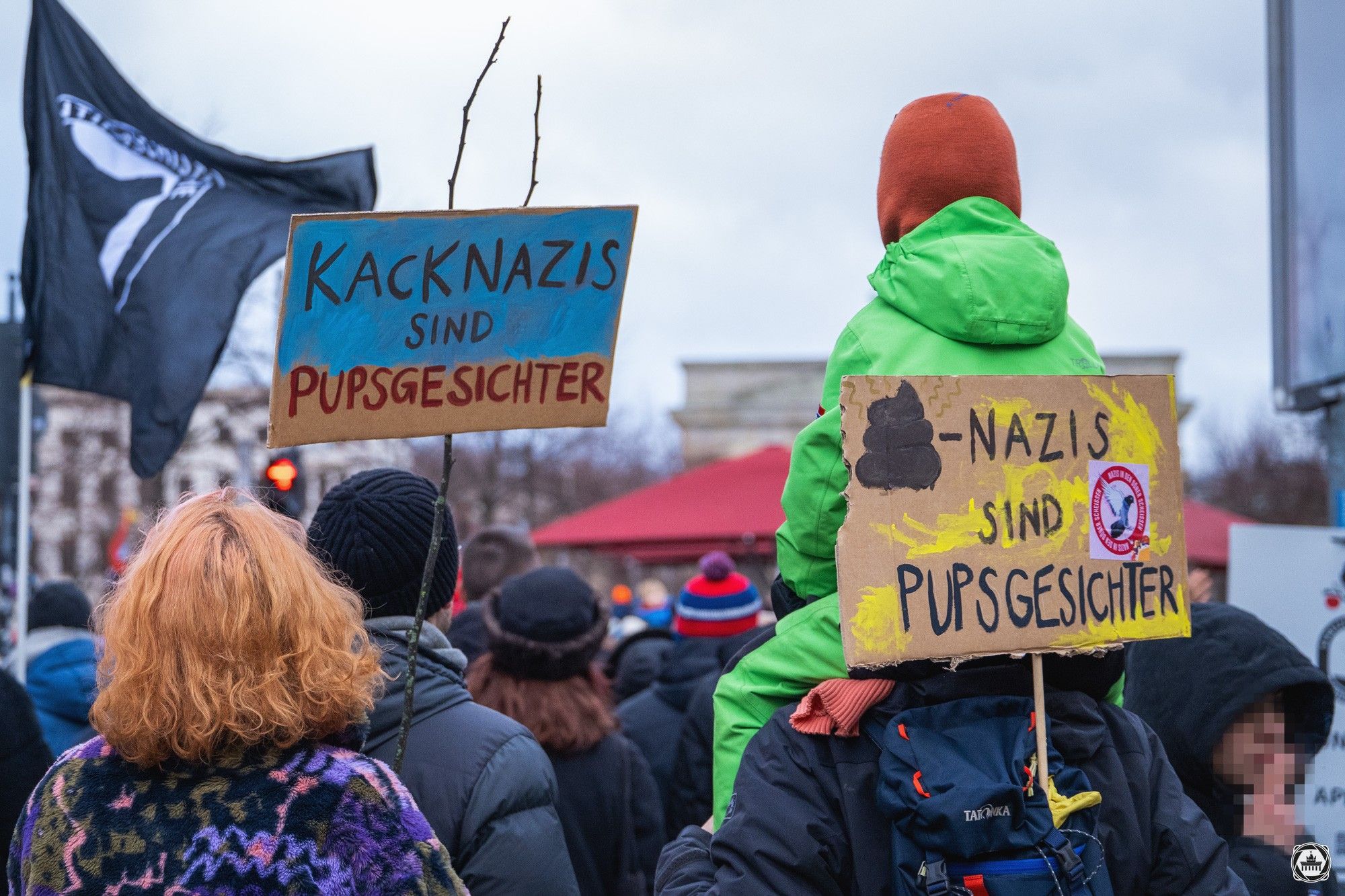 "Kacknazis sind Pupsgesichter" - mit das schönste Transparent des Tages.